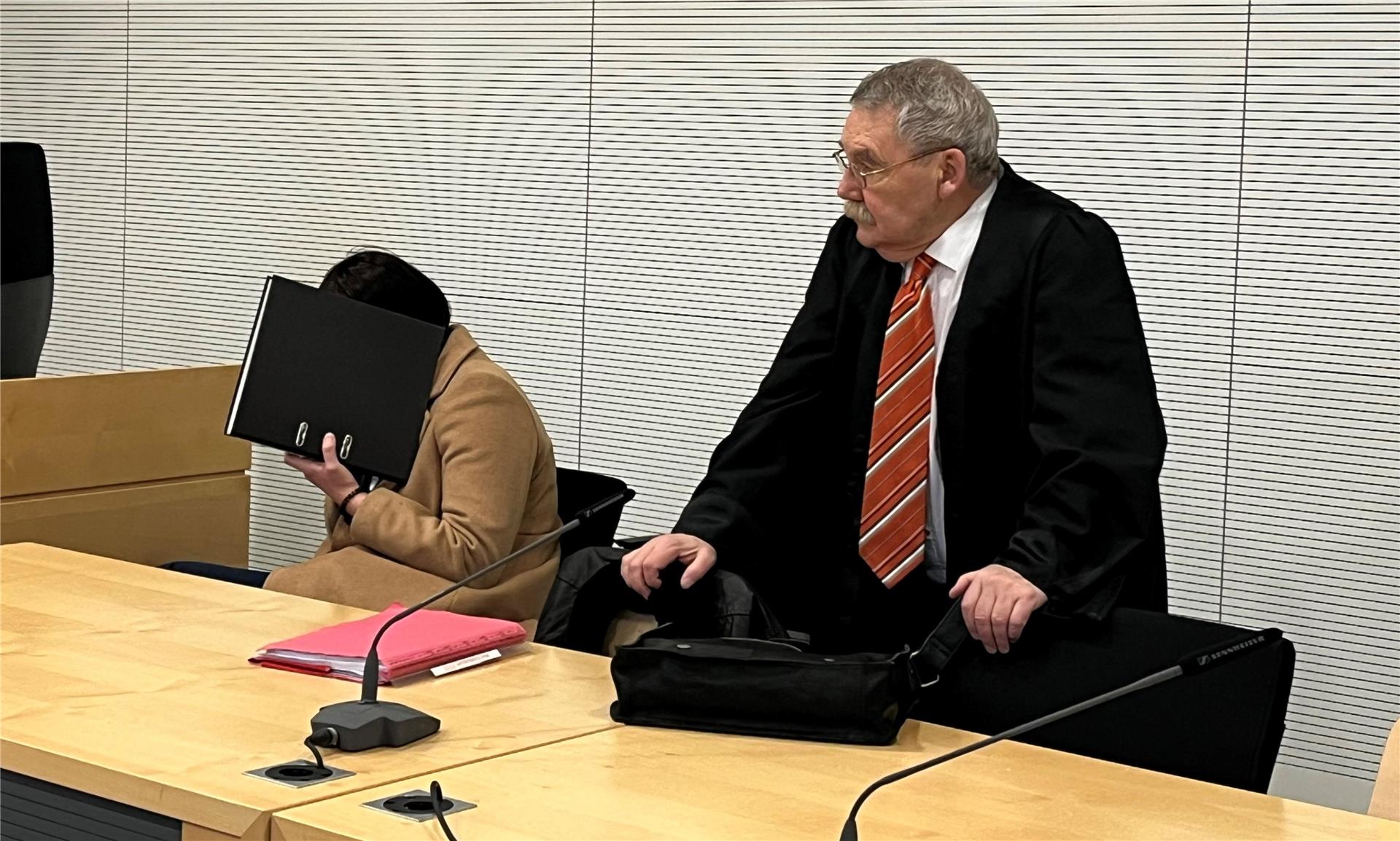 Die Angeklagte vor Prozessbeginn im Landgericht Osnabrück mit ihrem Anwalt Dr. Wolfgang van Hall.