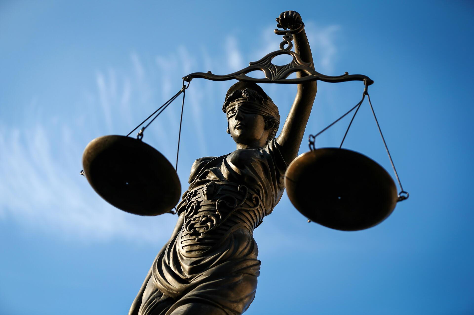 Justizia, eine Figur. Die Angeklagten sollen auf Rastplätzen wie Wildeshausen Süd Lkw-Planen aufgeschlitzt und gezielt wertvolle Ware entwendet haben – darunter 700 Mini-PCs. Zurückgelassene Dokumente und Handschuhe führten schließlich zu ihrer Festnahme.