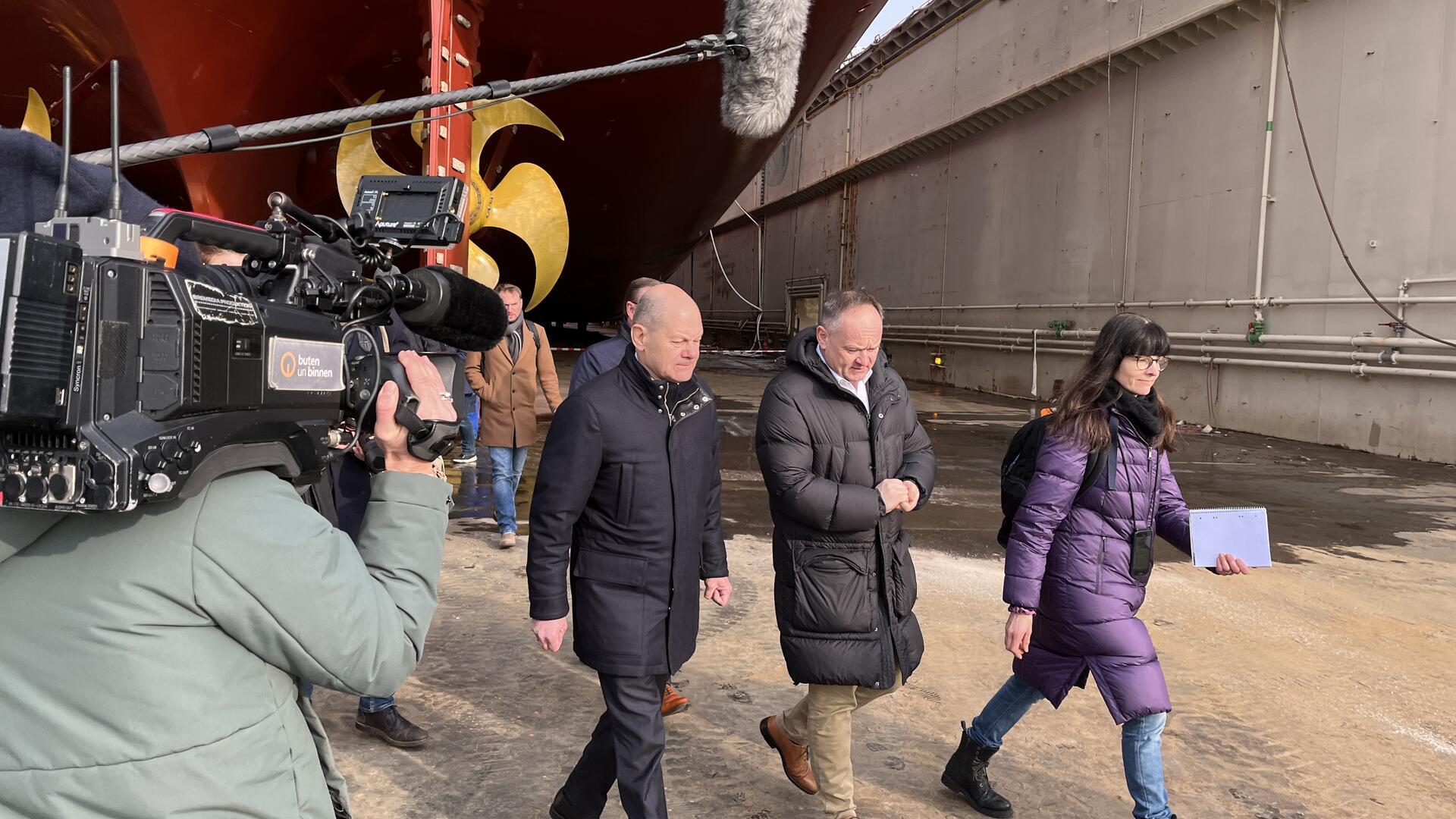 Die Ankunft von Kanzler Scholz wurde von zahlreichen Kameras begleitet.