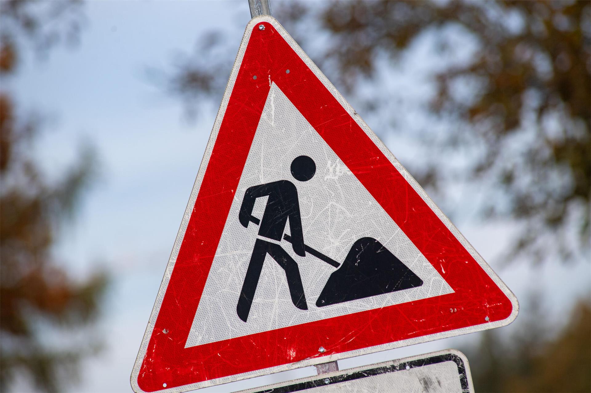 Ein Baustellenschild.  Die Arbeiten auf der L143 in Bexhövede starten am Montag, 24. März. Eine halbseitige Sperrung sorgt für Verkehrsbehinderungen. An dem Tag gibt es auch in Loxstedt eine Sperrnug. 