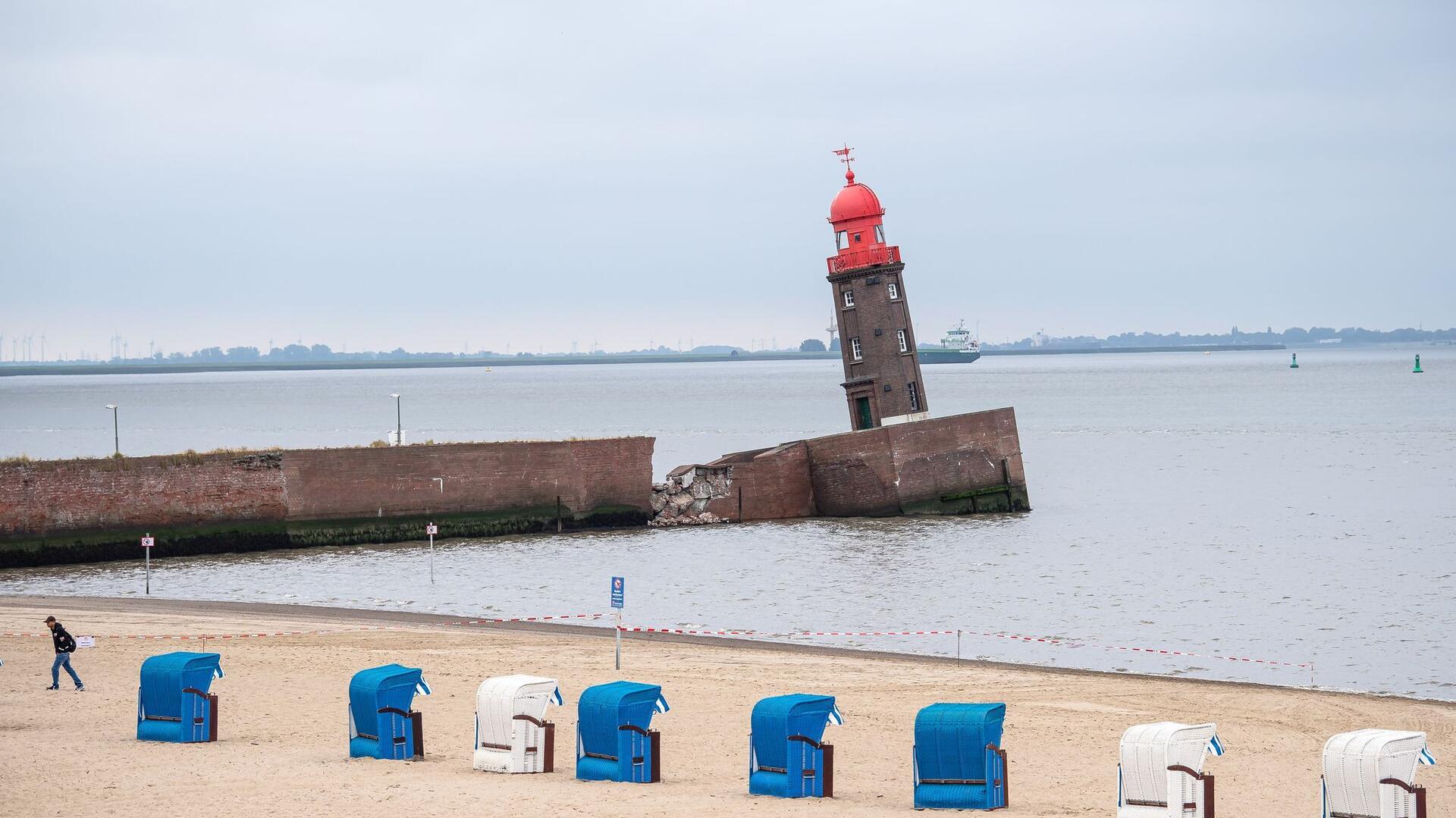 Der schief stehende Molenturm an der eingesackten Nordmole in Bremerhaven, aufgenommen im August 2022.