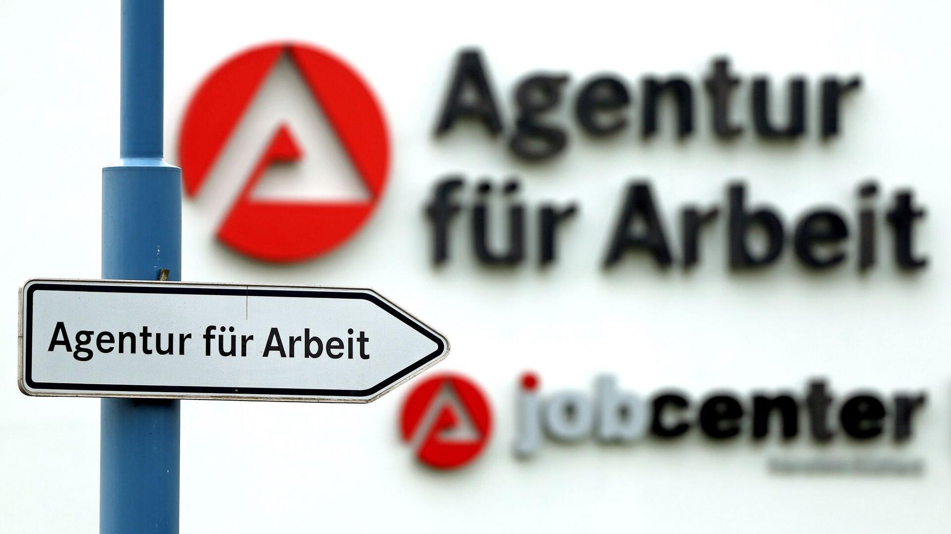 Schilder weisen auf die Agentur für Arbeit hin. 