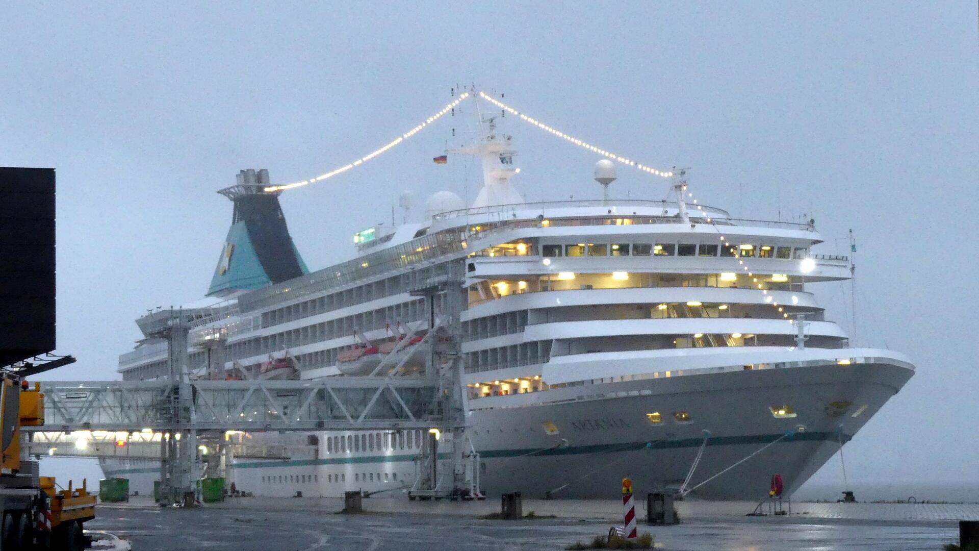Kreuzfahrtschiff an einer Kaje. Die „Artania“ blieb wegen Sturmtief „Detlef“ das gesamte Wochenende über in Bremerhaven. Trotzdem erlebten die Passagiere an Bord ein abwechslungsreiches Gala-Programm mit Konzerten und Shows.