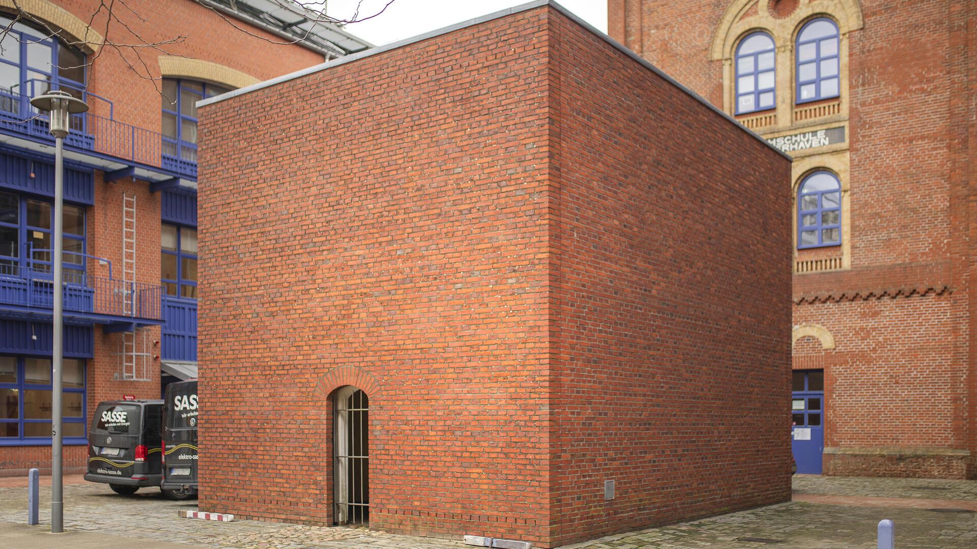 Die Außenansicht der Installation „The Last Step“ von Ilya Kabakov in Bremerhaven – ein minimalistischer Backsteinbau.