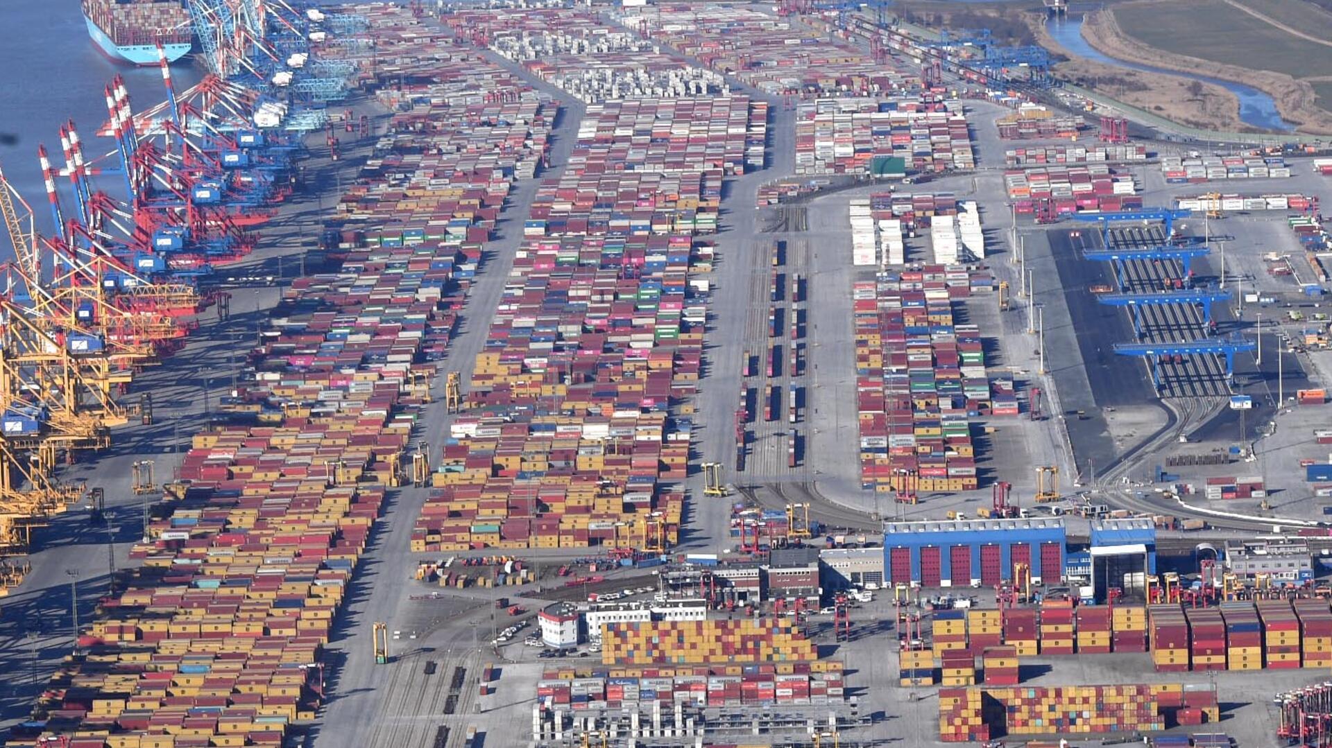 Luftaufnahme des Containerterminal mit vielen bunten Boxen. 