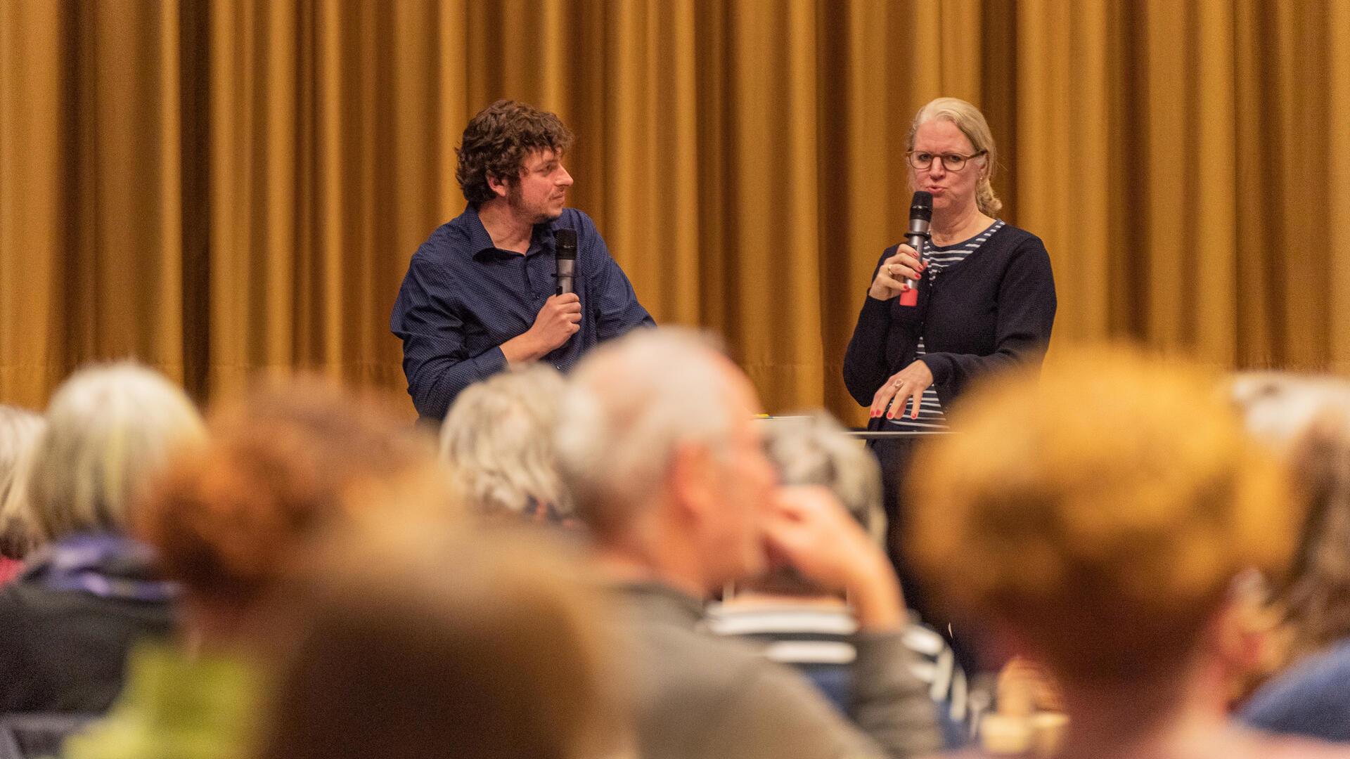 Ein Mann und eine Frau mit Mikrofonen in der Hand: der Literaturwissenschaftler Florian Rogge und die Autorin Isabel Bodgan bei den Literarischen Wochen.