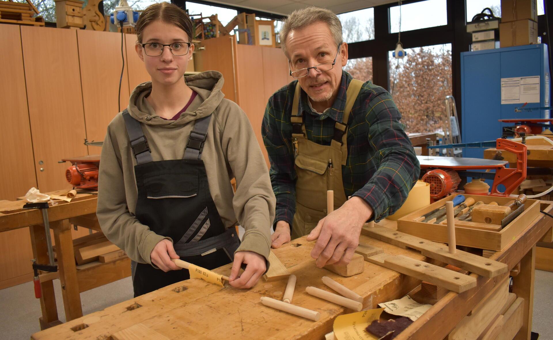 Die BBS Schiffdorf ist mit ihren Werkstätten ein guter Standort für das Pilotprojekt für Schulverweigerer, das der Paritätische Wohlfahrtsverband betreut. Olaf Hilgendorff erklärt hier Mayleen Werner, wie man das Holz richtig bearbeitet.