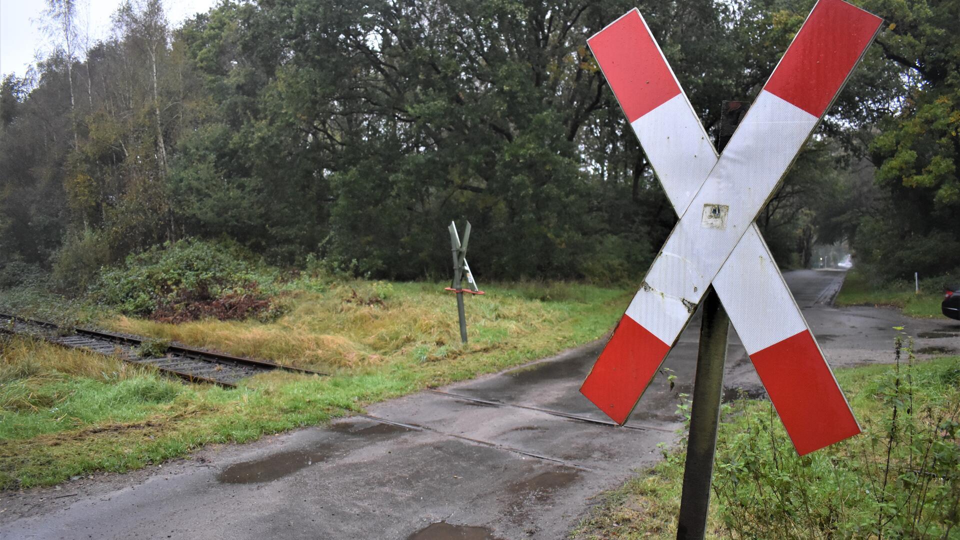 Ein Andreaskreuz an einem Bahnübergang