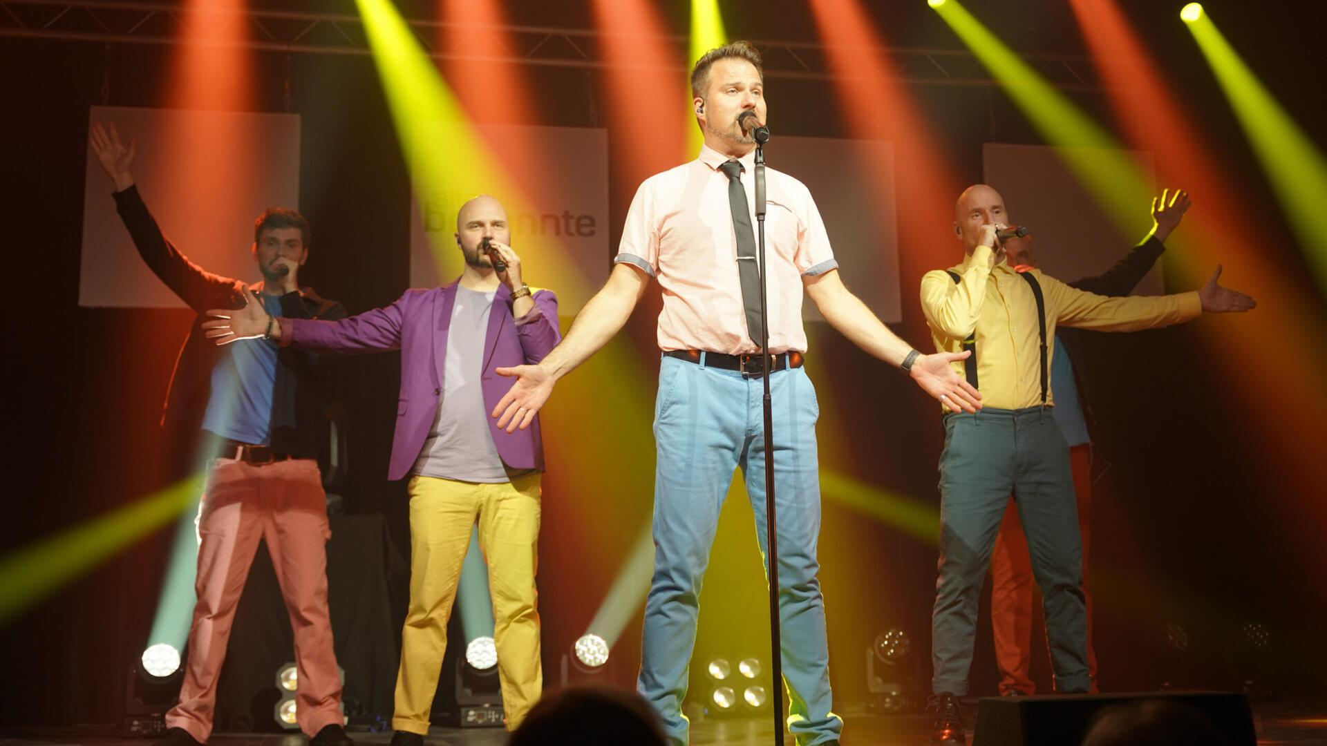 Die Band „Alte Bekannte“ auf der Bühne. Die Gruppe kommt für einen Auftritt nach Bremerhaven.