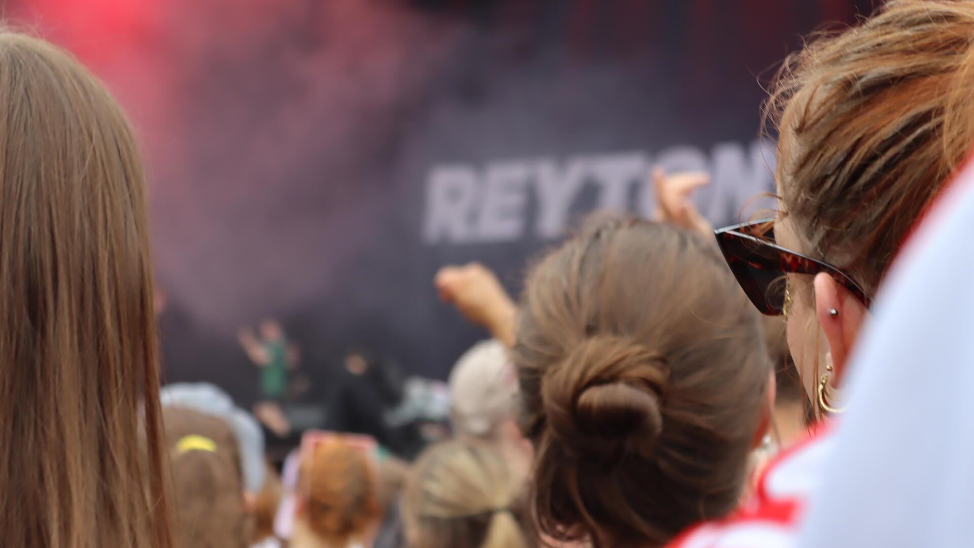 Erst Sonne, dann plötzlich Starkregen und Matsch: Der Hurricane-Freitag in Bildern Die Band Reytons versetzen ihre Fans in Feierlaune.