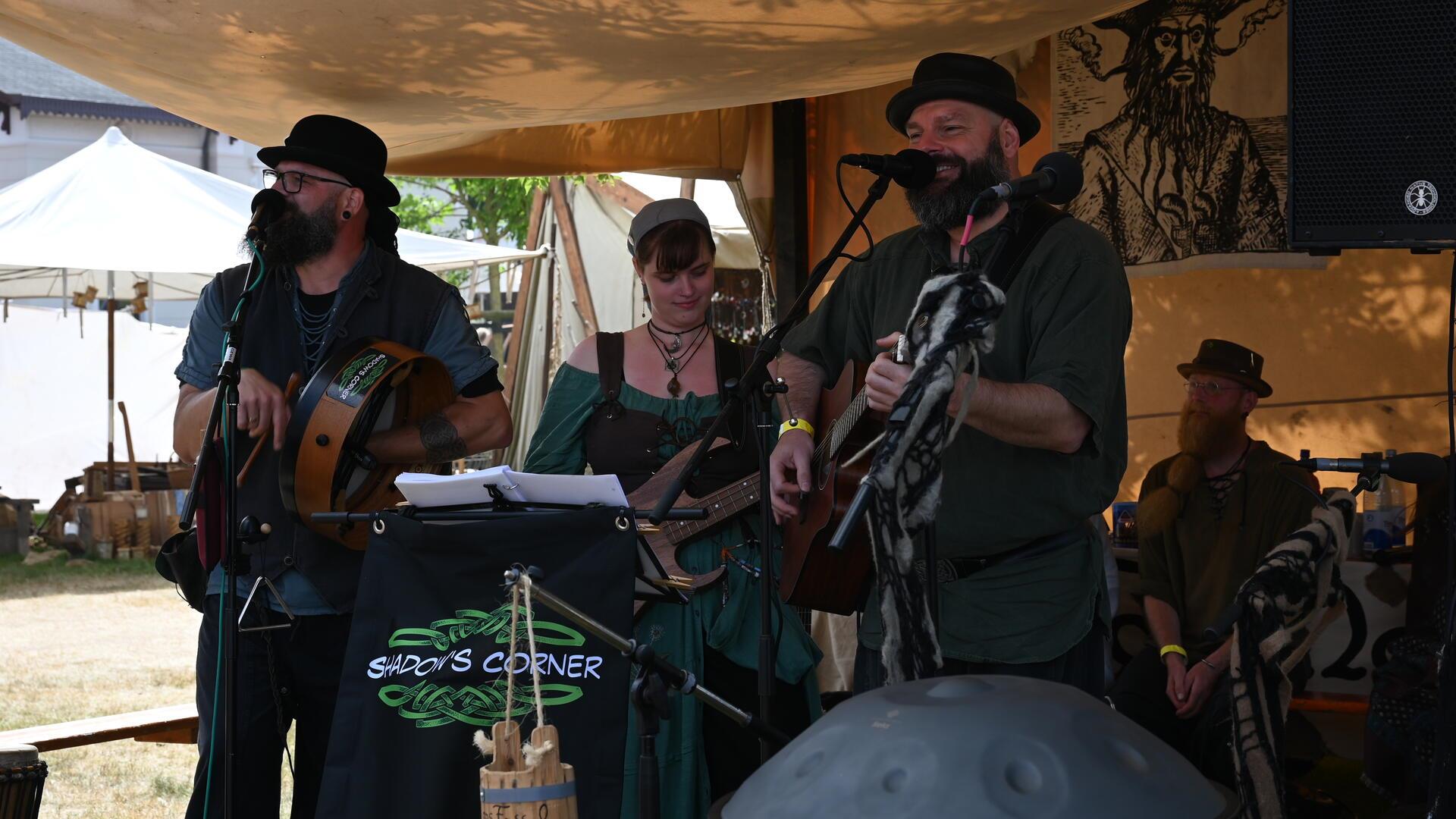 Eine Band spielt auf einer Bühne im Freibeuterdorf. 