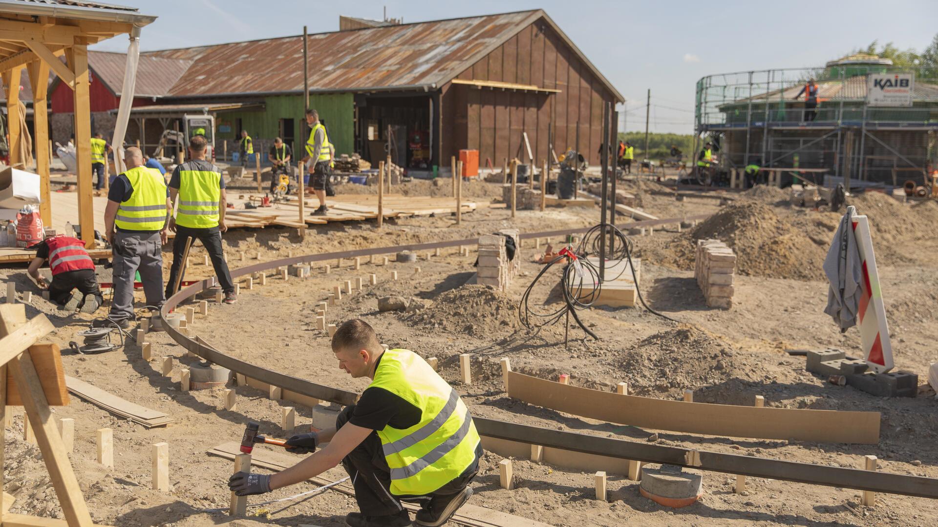 Baustelle auf dem Gelände von Karls Erlebnisdorf. Die Bauarbeiten sind in vollem Gange. 430 Arbeiter sind aktuell auf der Baustelle, damit Karls Erlebnisdorf zum 15. Mai eröffnen kann.
