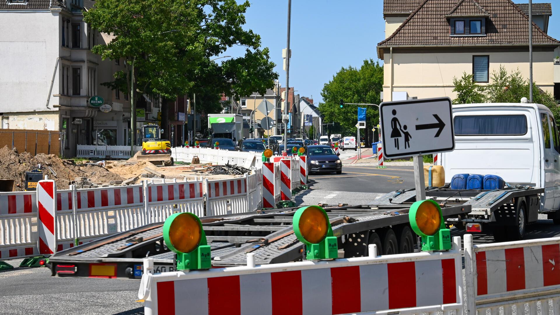Die Baustelle an der Weserstraße verlangsamt den Verkehr immens.