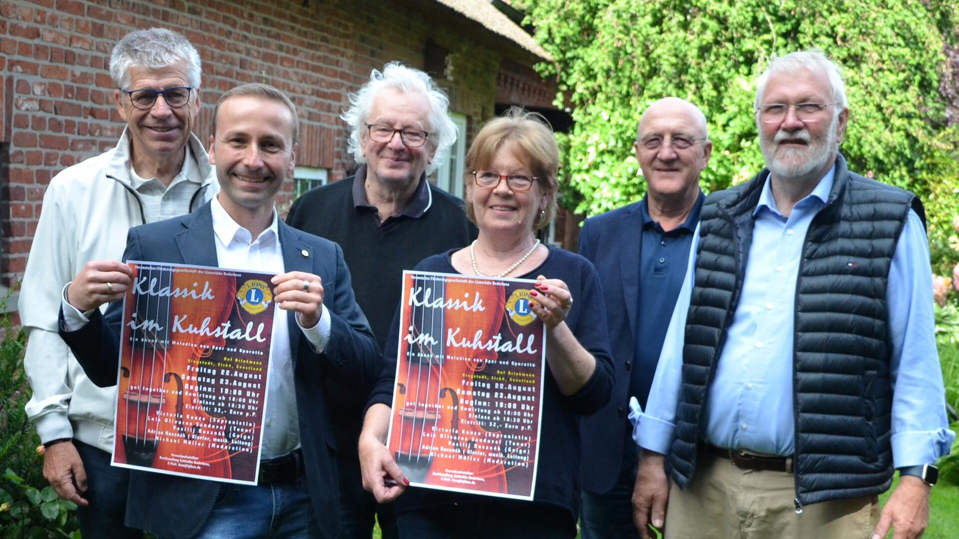 Die Beerster Lions präsentieren wieder „Klassik im Kuhstall“. Darauf freuen sich (von links) Dieter Menke, Sebastian Roux, Vasilij Rusznàk, Renate Brinkmann-Tresko, Hans-Jürgen Iben und Karl-Heinz Brinkmann.