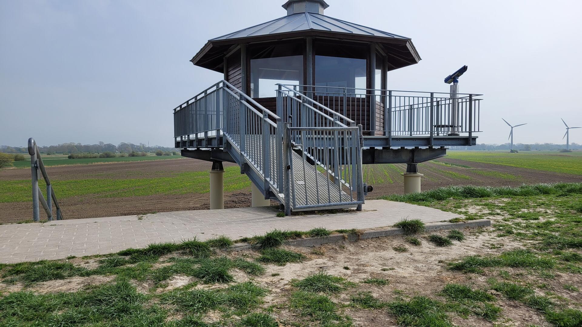 Die Beliebtheit des Vogelbeobachtungsturms im Deich bei Dorum-Neufeld zeigt deutliche Spuren - auch außerhalb der gepflasterten Deichkrone.