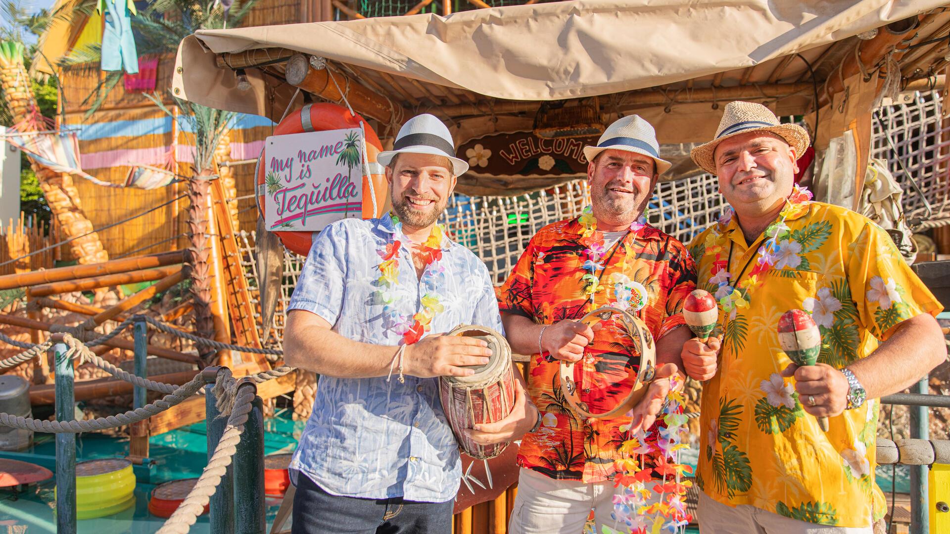 Die Big-Bamboo-Schausteller Robért Hempen, die Brüder Florin und Dolfi sorgen für karibisches Flair.