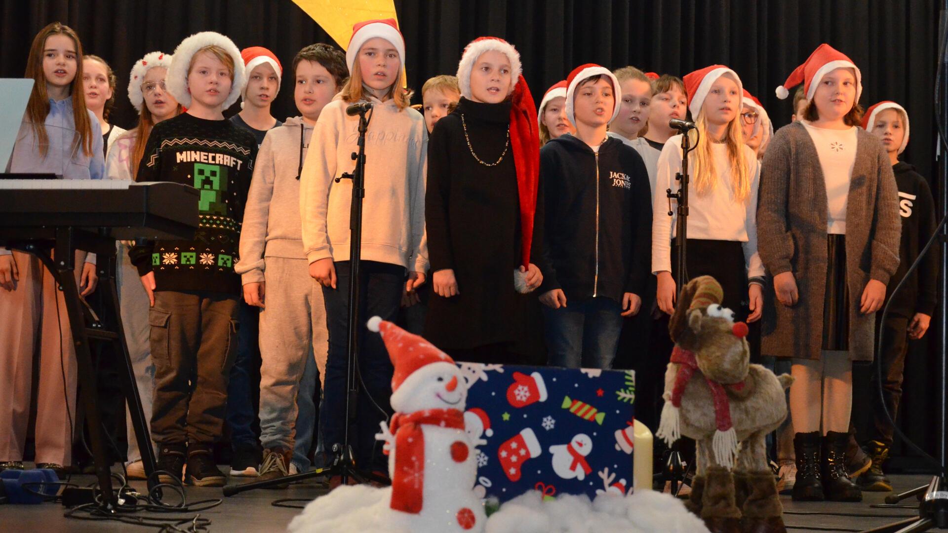 Die Bläserklasse 5b unter der Leitung von Volker Ansorge eröffnete das Weihnachtskonzert am Gymnasium.
