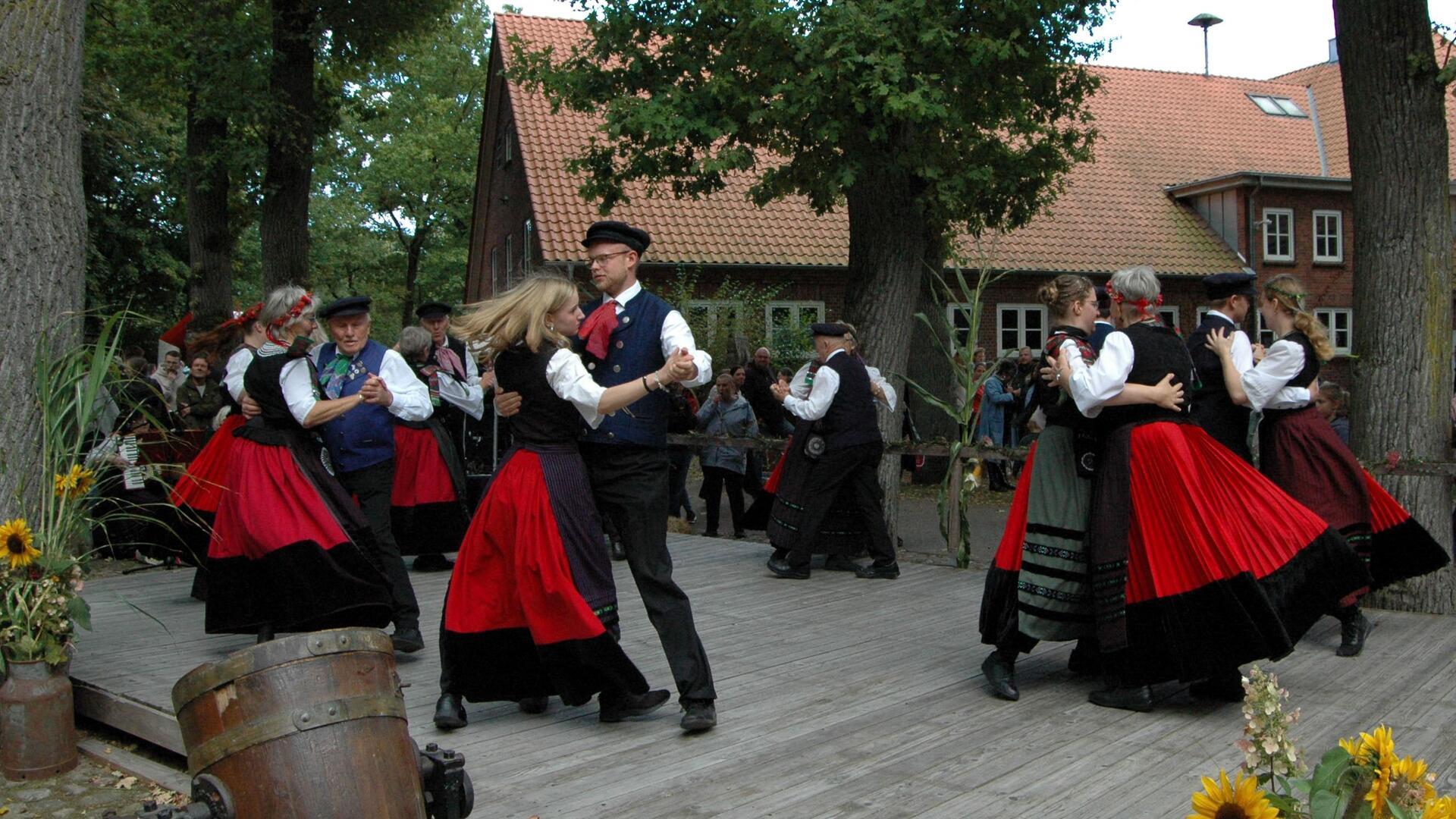 Die „Börd Heeßler Danzers“ tanzen beim Erntefest zu Live-Musik.