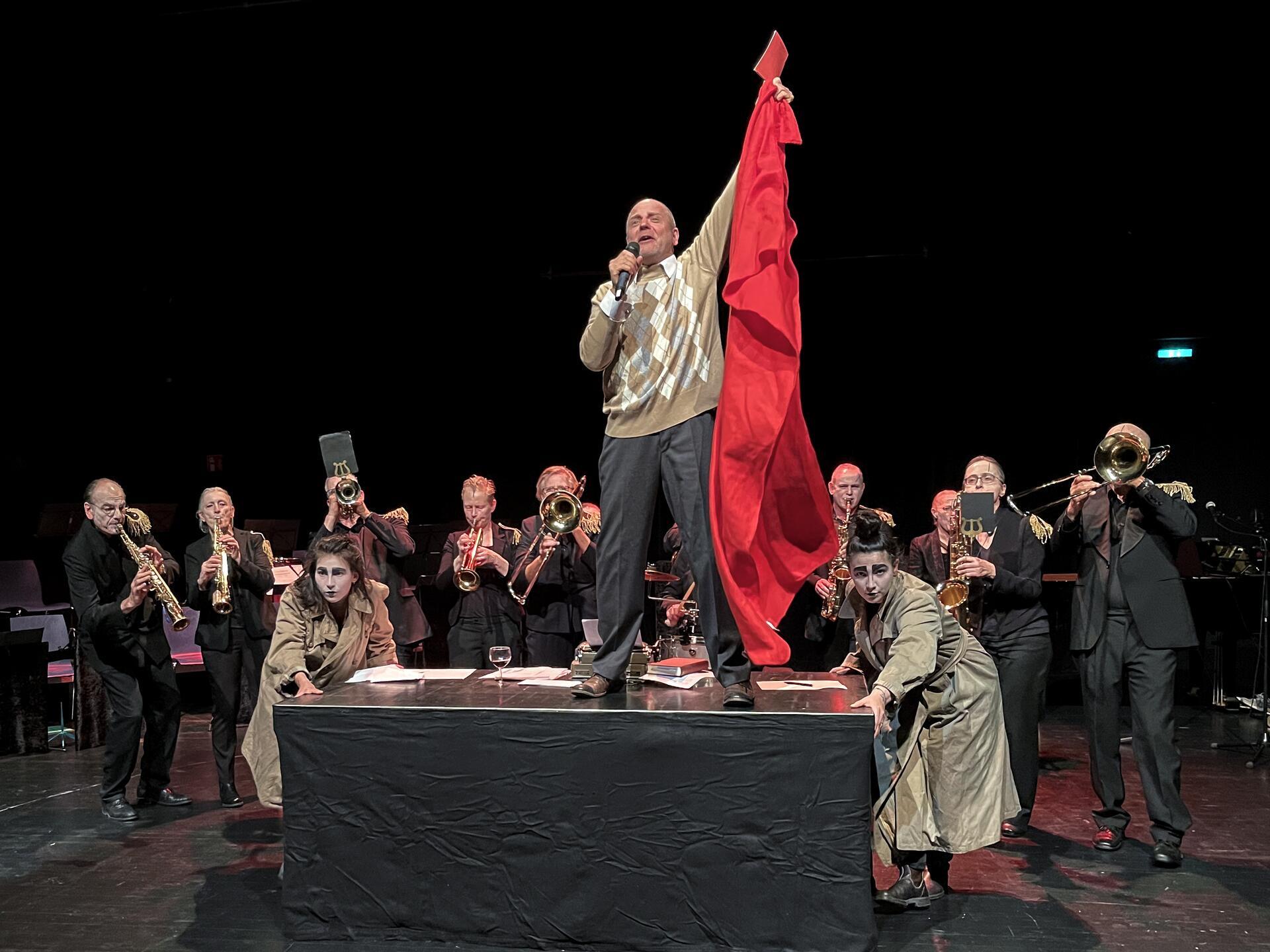 Eine Szene aus der Aufführung "Satiesfaktion" der Bremer Blaskapelle Lauter Blech, die eine Show auch in Bremerhaven gibt und den Musiker Eric Satie in den Fokus rückt.