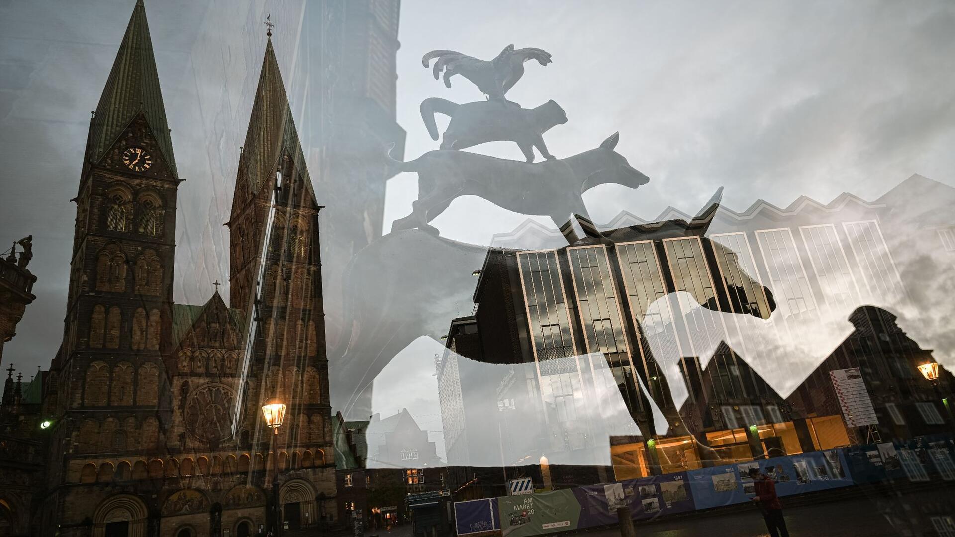 Rekord bei Übernachtungen in Bremen Die Bremer Stadtmusikanten zwischen dem Bremer St.-Petri-Dom und der Bremischen Bürgerschaft (Aufnahme mit einer Doppelbelichtung in der Kamera).