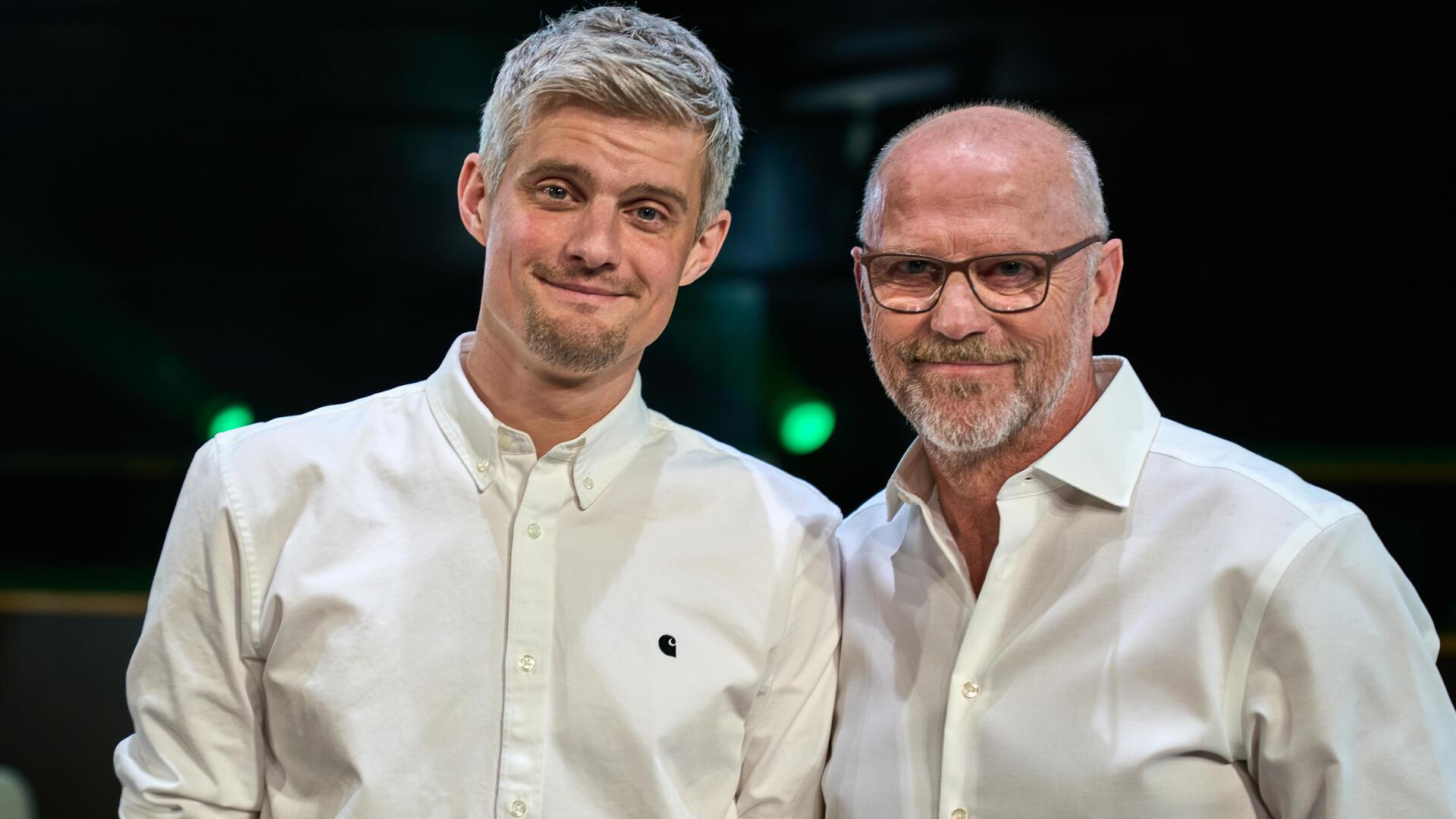 Die Bremer Trainer-Legende Thomas Schaaf mit Co-Autor Daniel Cottäus. Am Mittwoch, 10. Dezember, stellen sie das Buch „Thomas Schaaf – Die Biografie“ auf der Kulturbühne in Bremervörde vor.