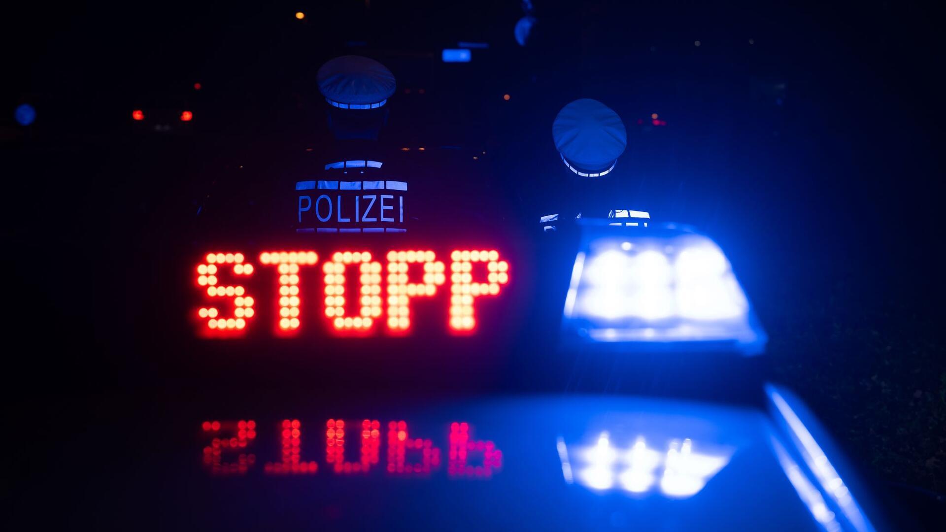  Das Wort „Stopp“ ist auf dem Dach eines Polizeiwagens zu lesen. 