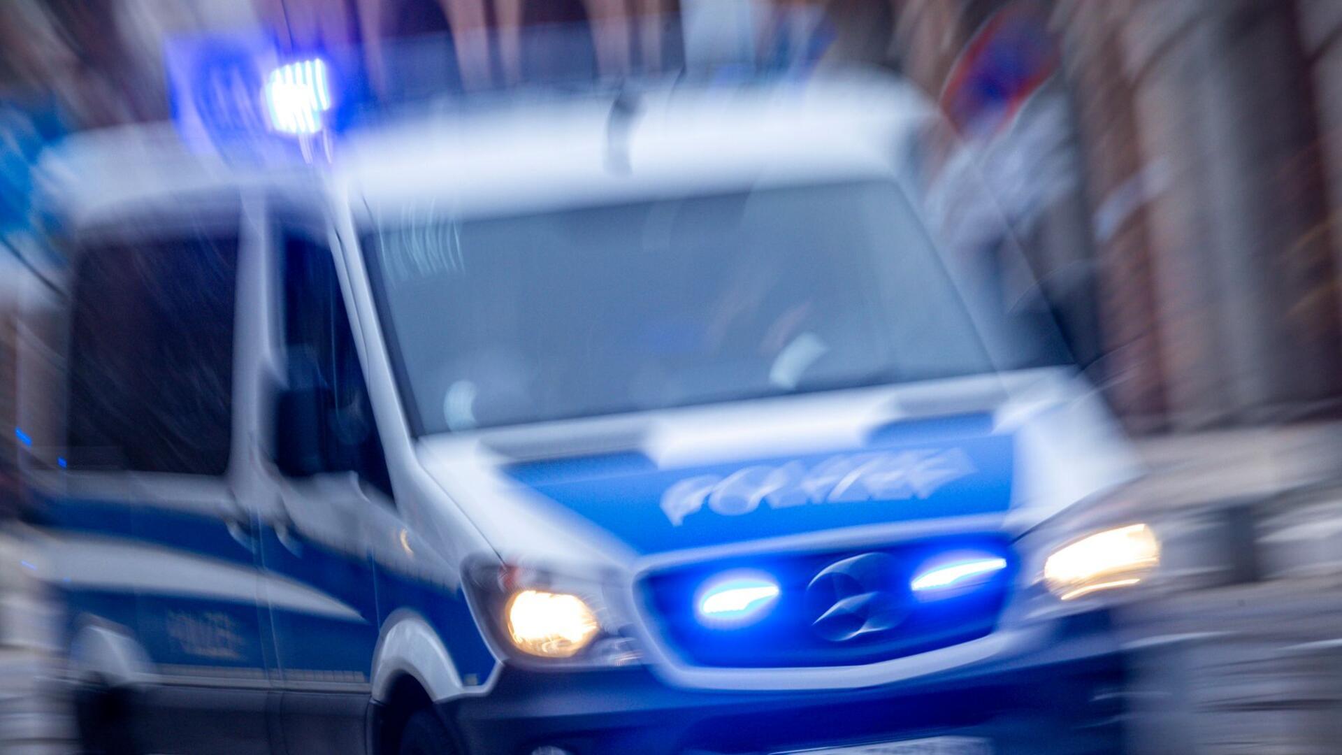 Einem Einsatzfahrzeug mit Blaulicht und Sirene muss Vorfahrt gewährt werden.