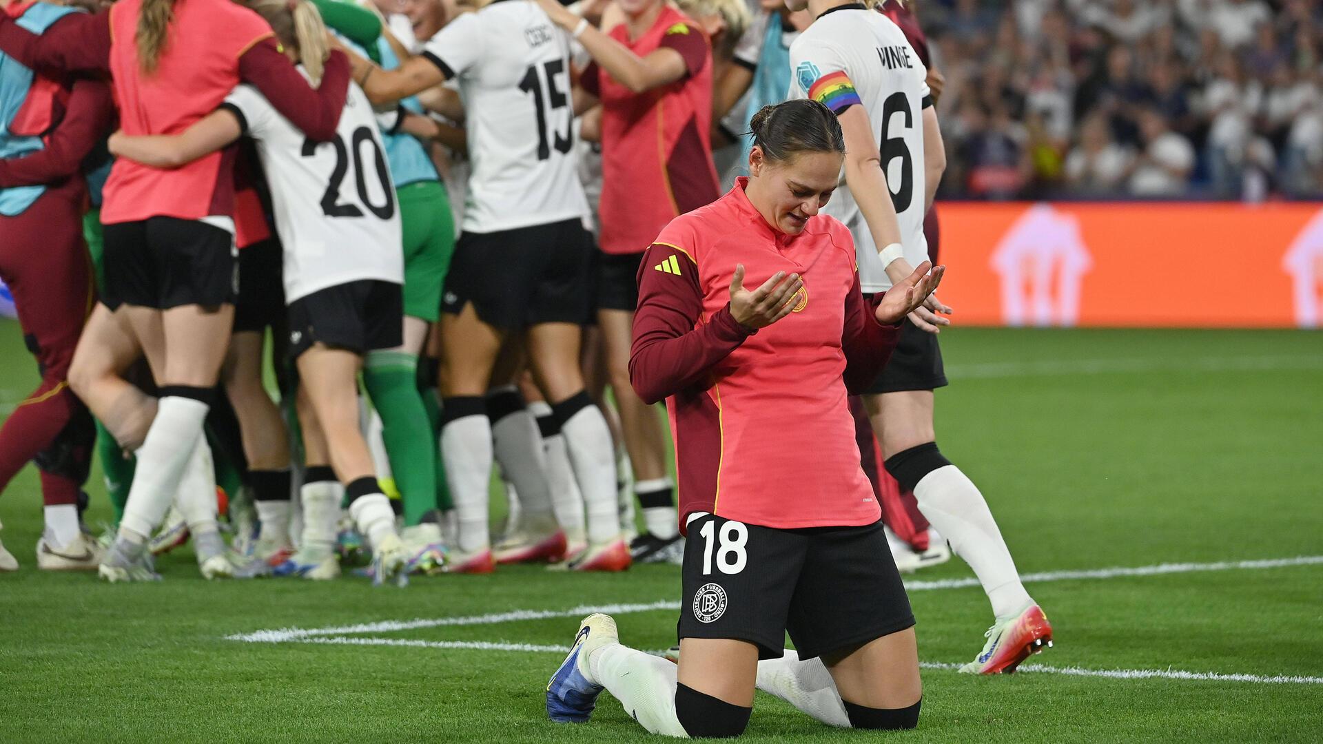 Fußballerin Giovanna Hoffman sitzt auf den Knien und betet