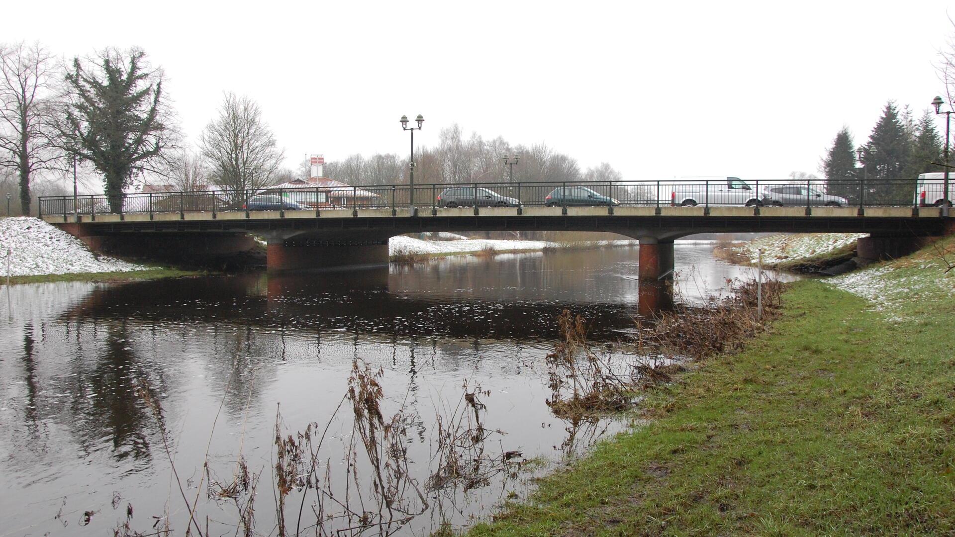 Die Bremervörder Ostebrücke soll abgerissen werden. sobald der Brückenneubau fertiggestellt ist. Architekt Lothar Tabery schlug vor, die Brückenpfeiler zu erhalten, um darauf einen Überweg für Radfahrer und Fußgänger zu bauen. In der jüngsten Sitzung des Bauausschusses nahm Baudezernent Frank Quell ausführlich Stellung zu der Idee.