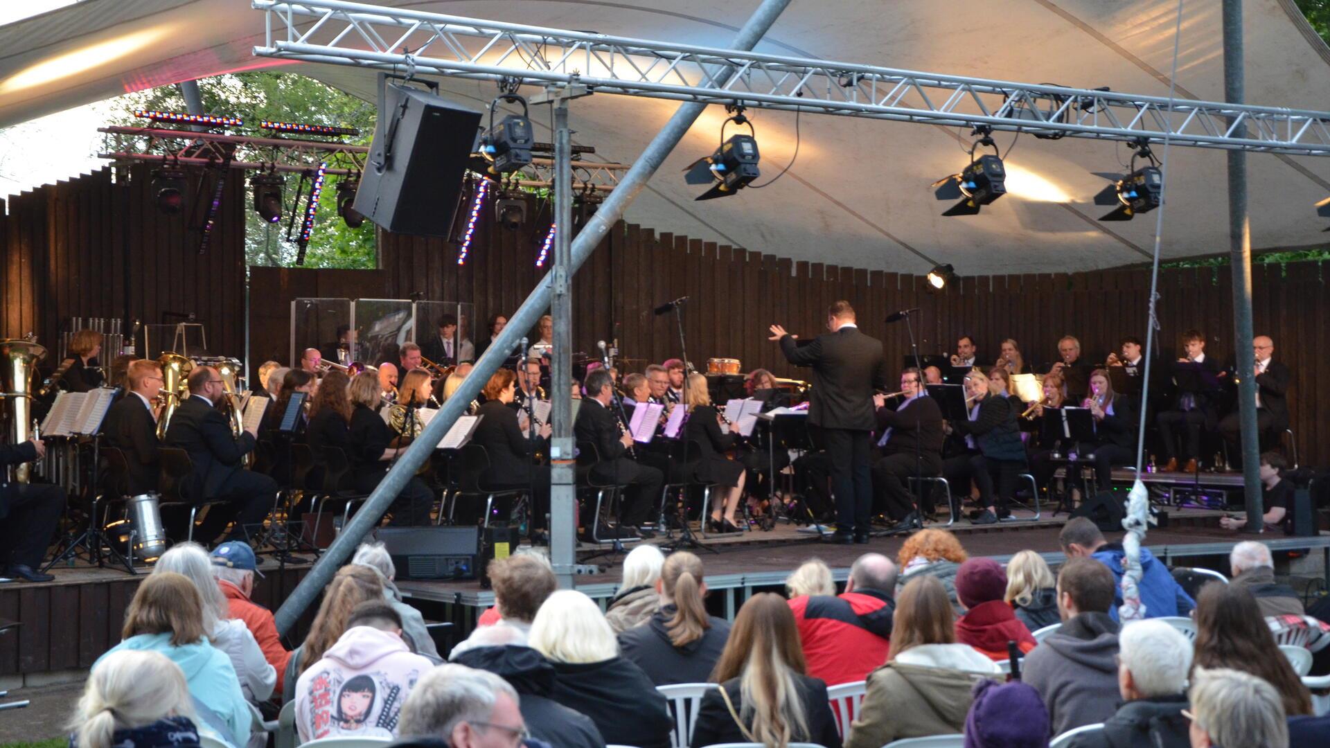 Die Bremervörder Stadtkapelle begeisterte am Donnerstagabend beim Konzert des Lions Clubs Bremervörde rund 800 Zuschauer am Vörder See.