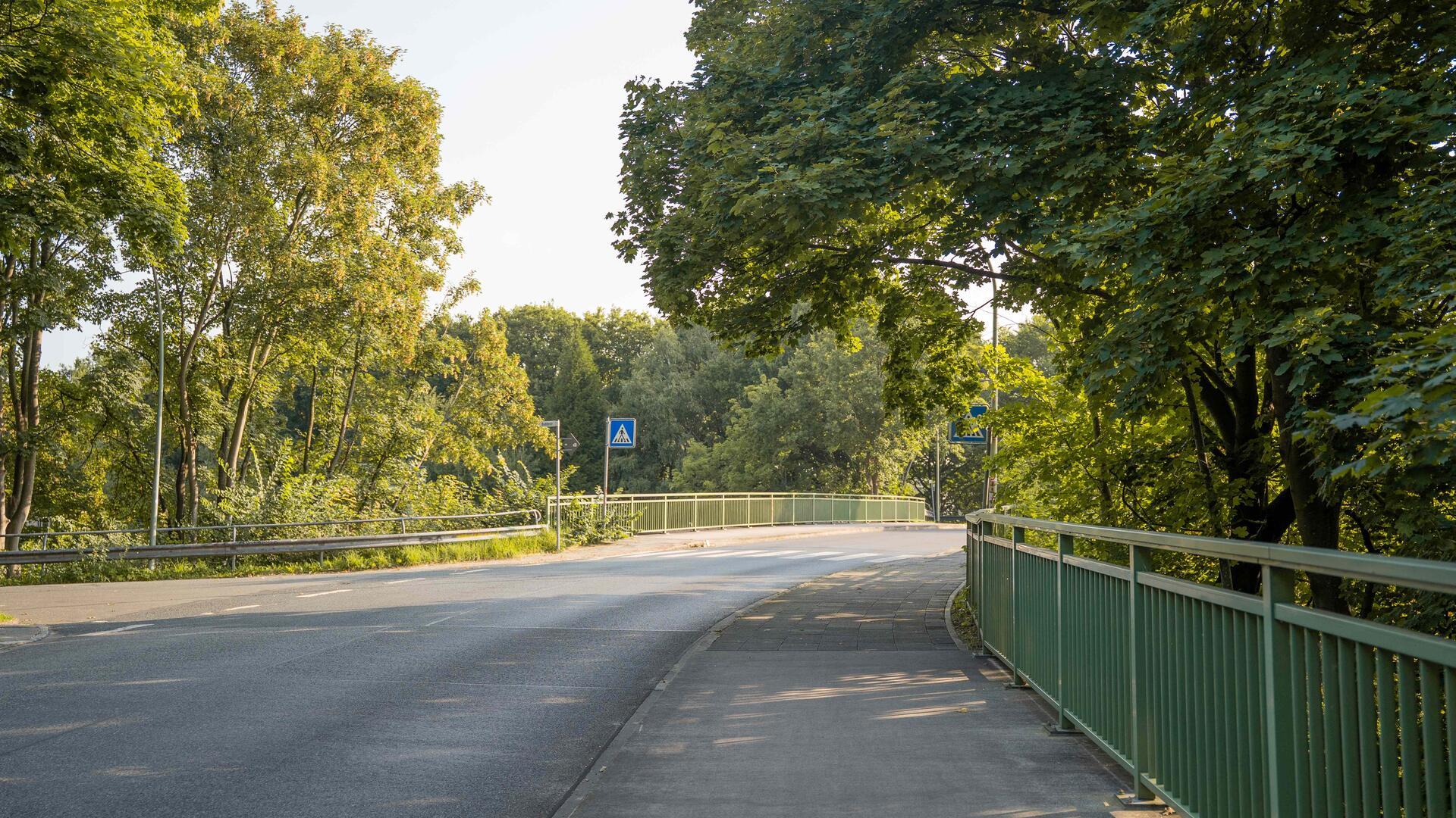 eine von Geländern gesäumte Brücke