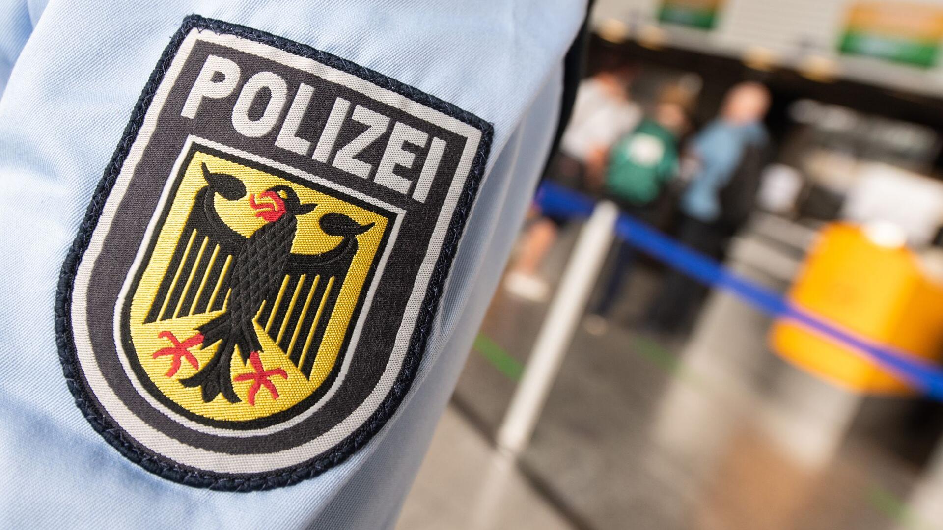 Eine Streife der Bundespolizei geht durch einen Flughafen