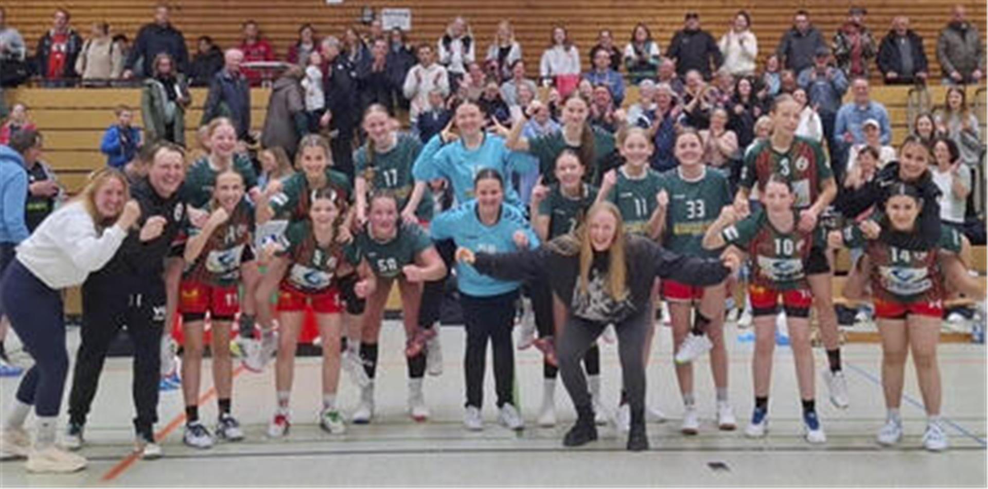 Die C-Jugend-Handballerinnen des TSV Bremervörde und das Trainerteam feiern den Meistertitel.