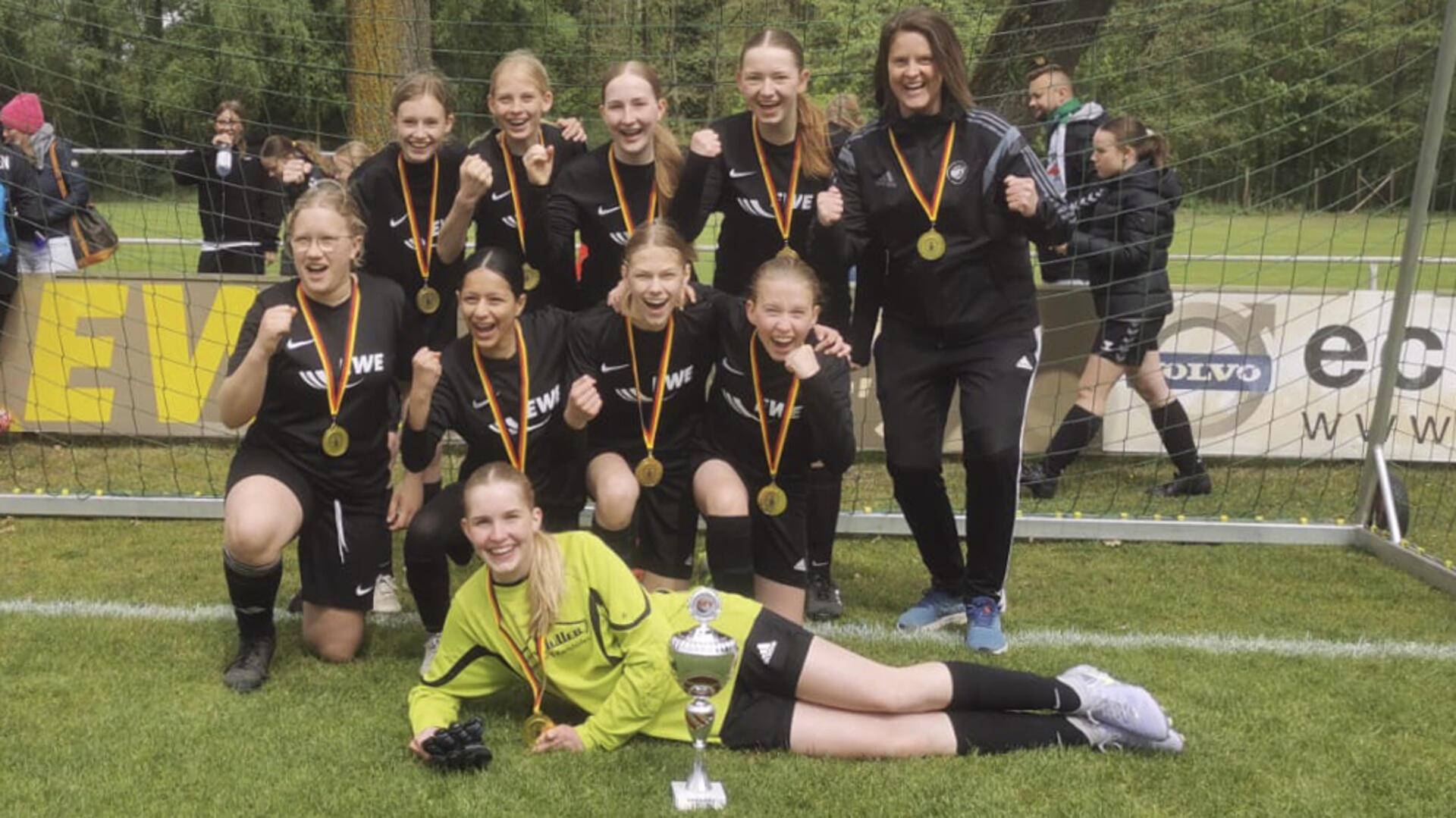 Die C-Juniorinnen durften am Wochenende über den Sieg im Kreispokal freuen. Beim Finalturnier in Heeslingen standen nach fünf Spielen vier Siege und ein Remis zubuche.