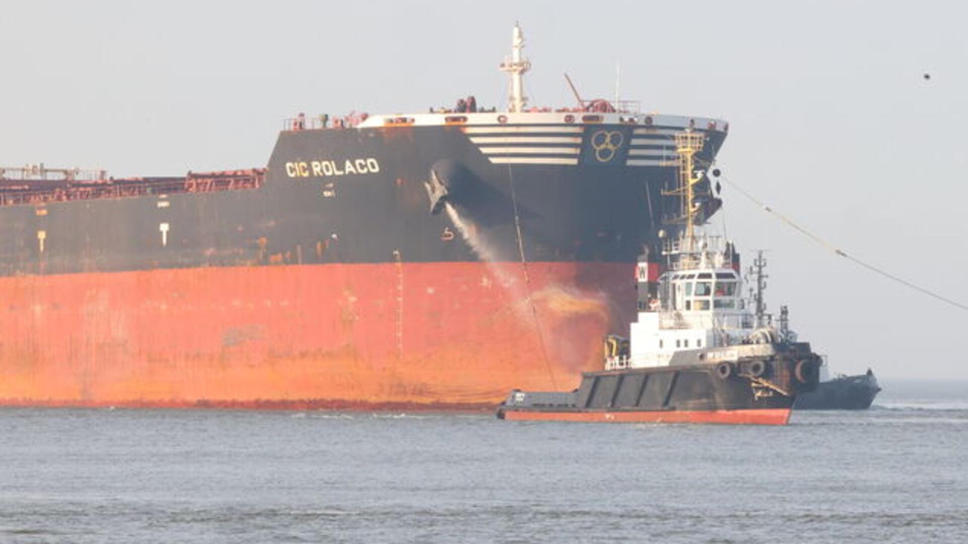 Ein Schiff wird von Schleppern auf dem Meer gezogen. Die "CIC Rolaco" versammelt einen großen Schleppverband um sich herum.