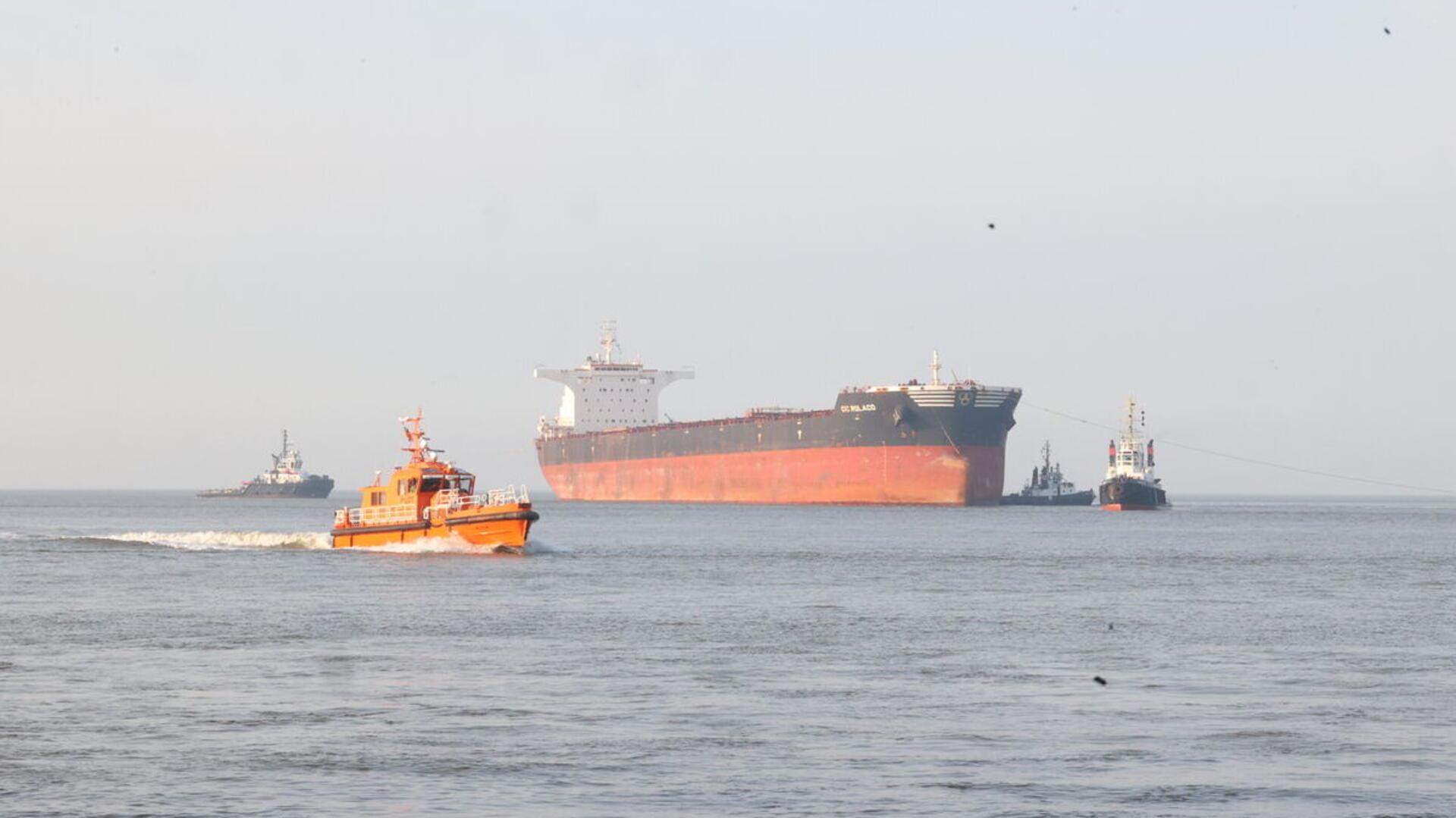 Ein Schiff auf der Nordsee. Die „CIC Rolaco“ wird von den Schleppern nach Cuxhaven gebracht.