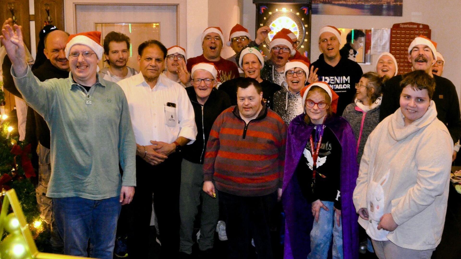Die Dartclubs "Eiskalte Händchen und "Dartfreunde Spötenkieker" organisierten wieder in der Basdahler Imbissgaststätte B71/74 ein Dartturnier für Mitarbeiter der Lebenshilfe. Gastwirt Banta Singh (Vierter von links) spendierte das Essen an diesem Abend.