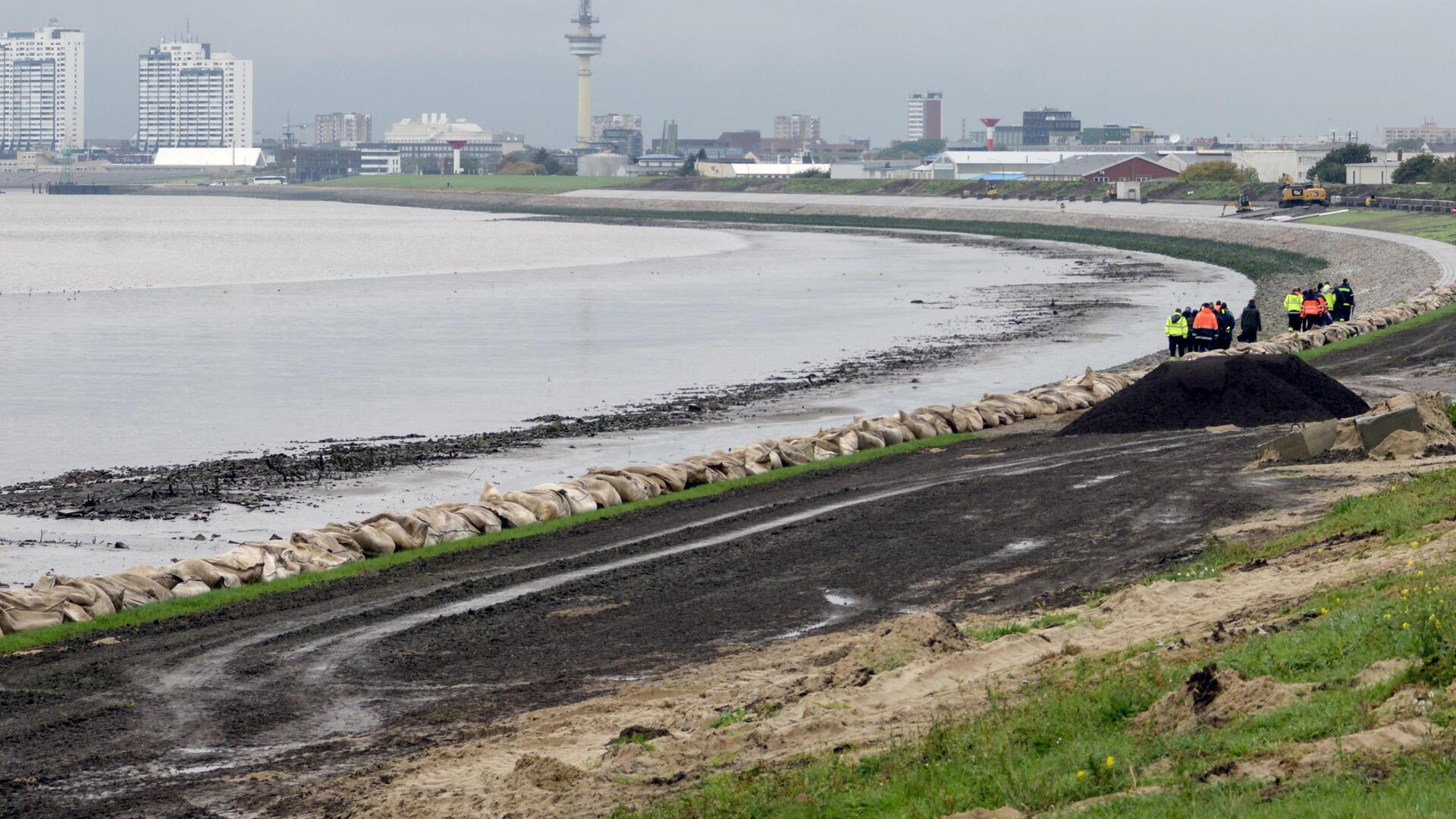 Die Deichbaustelle am Seedeich soll Ende 2025 fertiggestellt sein.