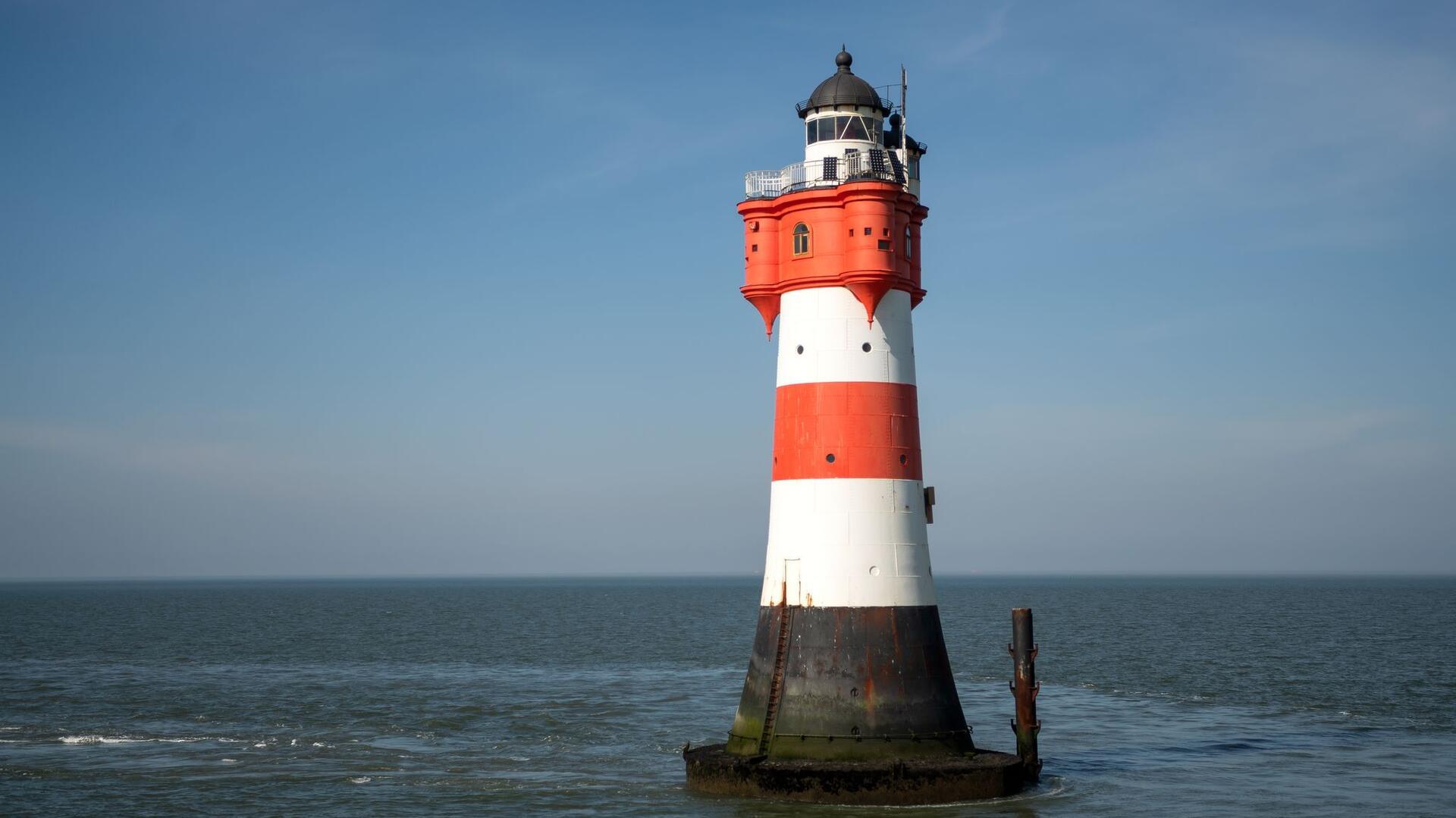 Der Leuchtturm Roter Sand, ein Bauwerk aus Stahl im Wasser