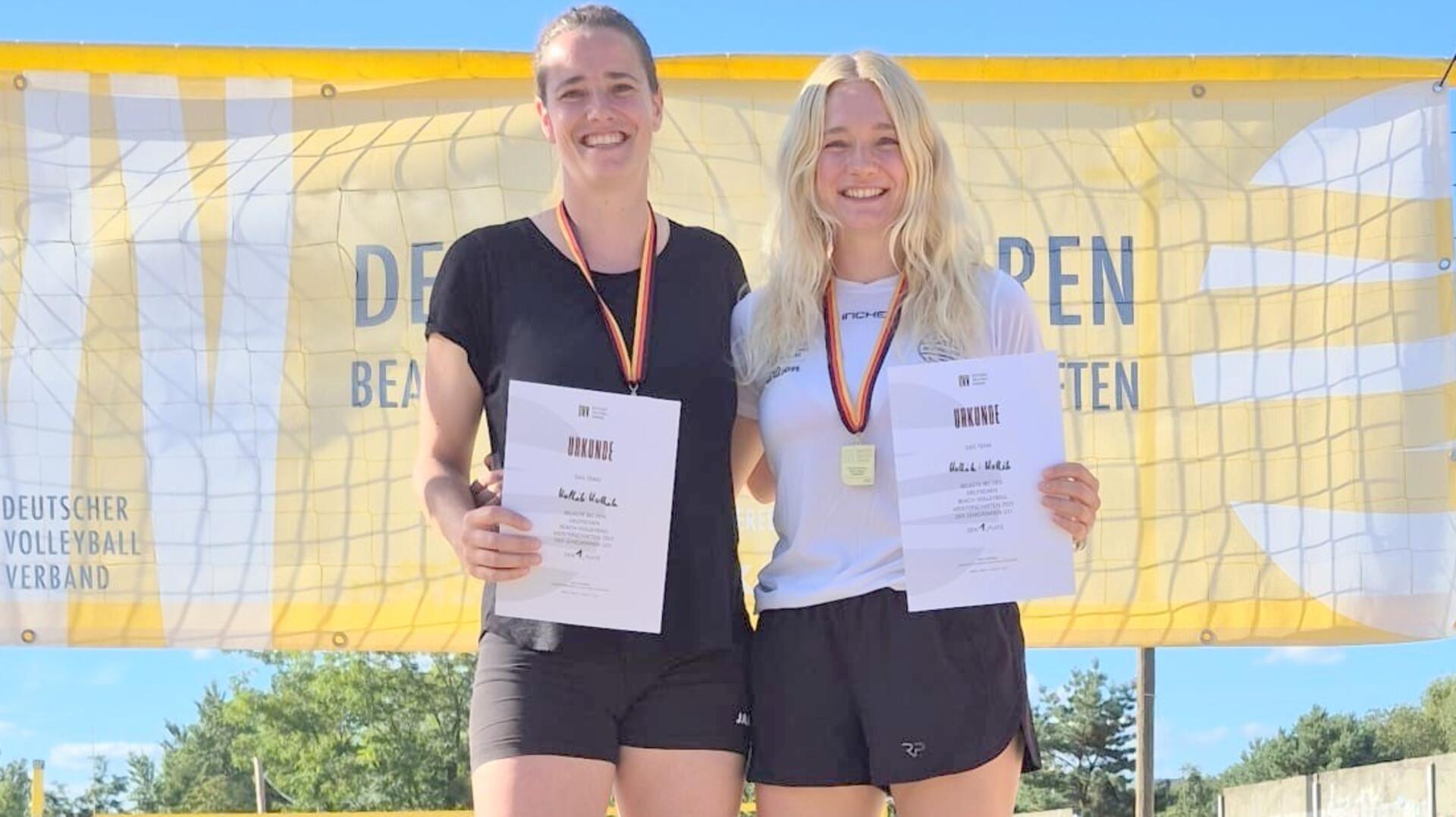 Die Deutschen Ü31-Beachvolleyball-Meisterinnen kommen von der SG Karlshöfen/Gnarrenburg: Vivien (li.) und Joanna Kullik holten in Berlin den Titel.