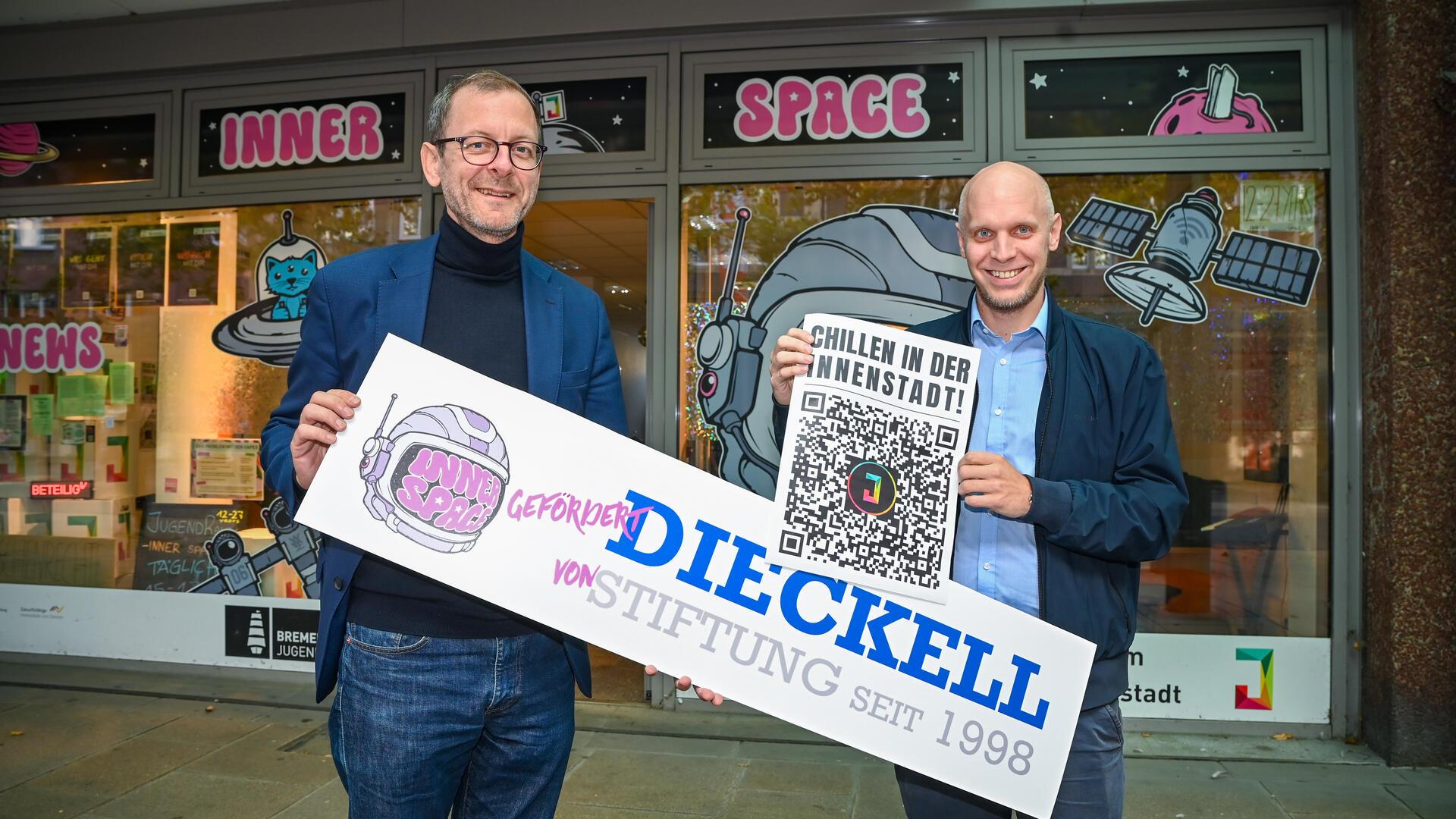 Die Dieckell-Stiftung unterstützt jetzt den Jugendtreff „Inner Space" in der Bremerhavener Innenstadt. Stadtrat Martin Günthner (links) und Marc Dieckell freuen sich über die Zusammenarbeit.