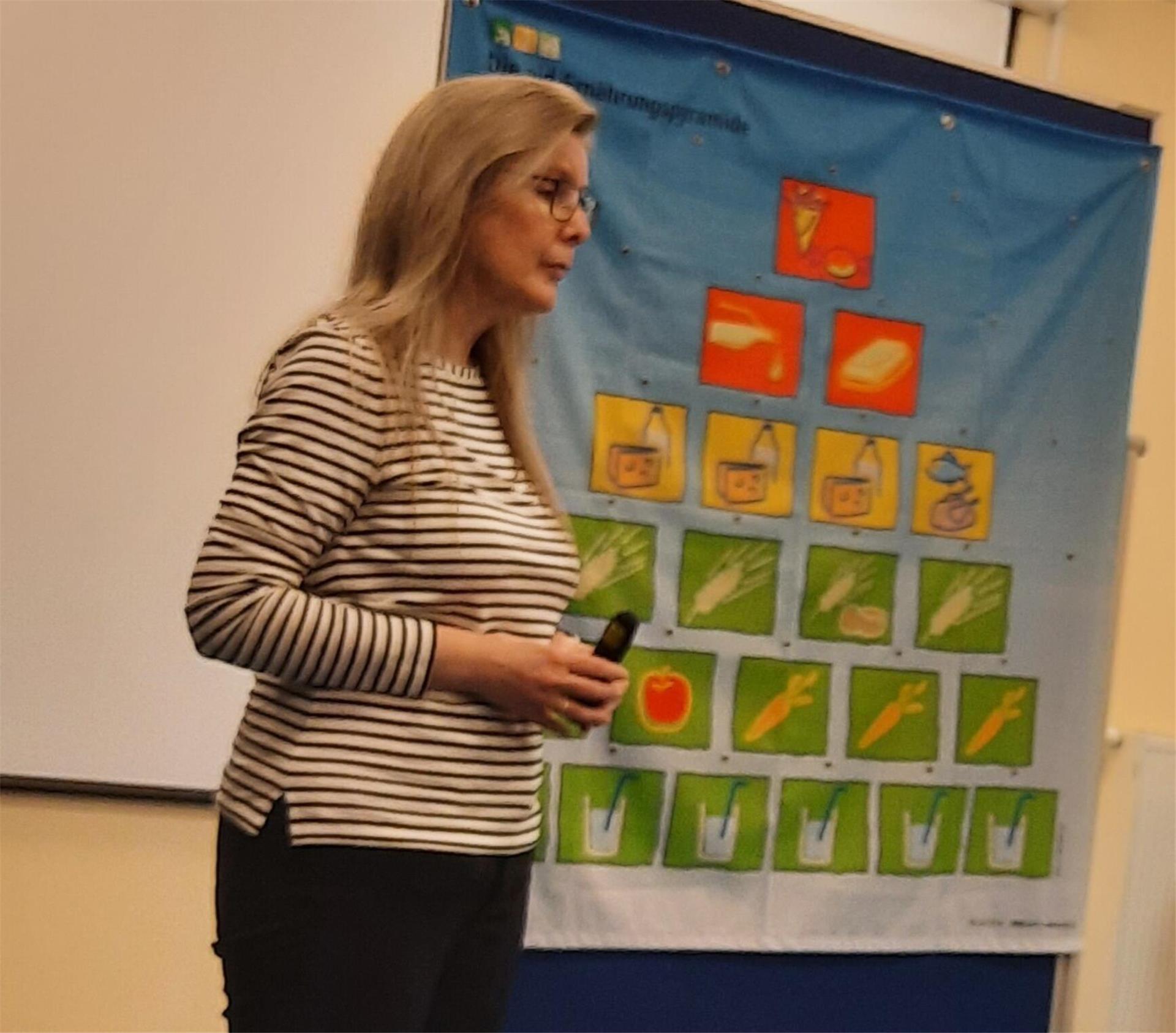 Vortrag: Bei Multipler Sklerose besonders auf gesunde Fette achten Die Diplom-Ökotrophologin Birgit Krüger-Stührmann informierte anhand einer Ernährungspyramide über „Ernährung bei Multiple Sklerose“.