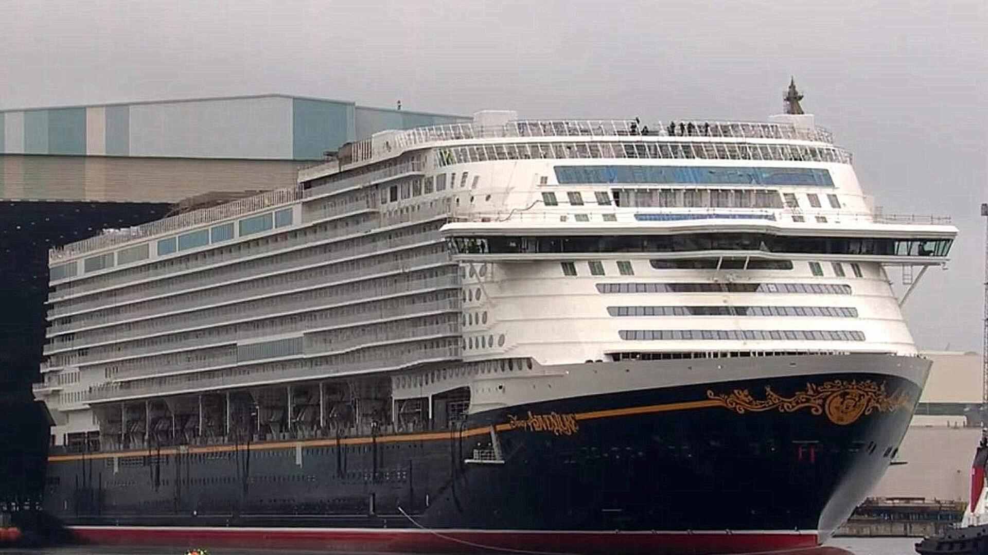 Ein Kreuzfahrtschiff beim Ausdocken.