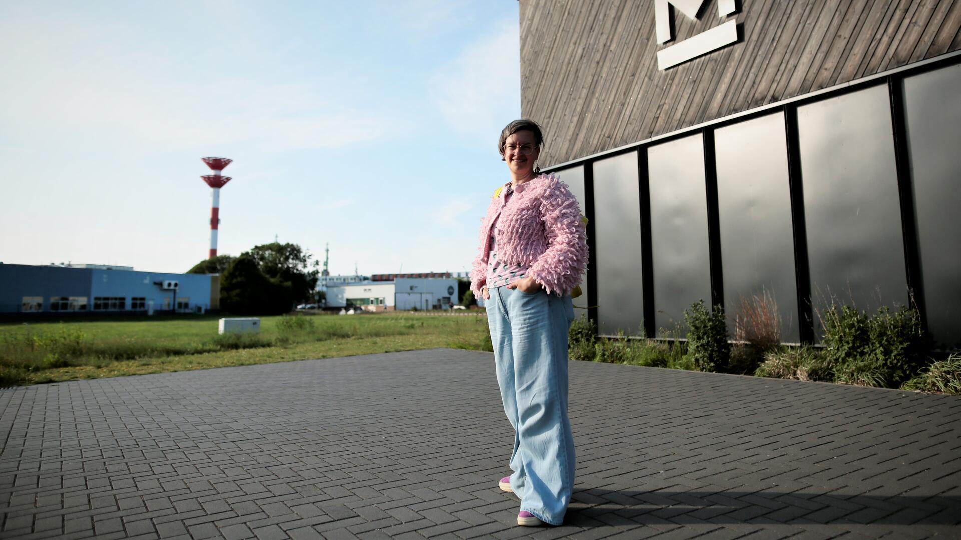 Felicitas Blanck steht vor dem Depot des Deutschen Schifffahrtsmuseums in Bremerhaven.