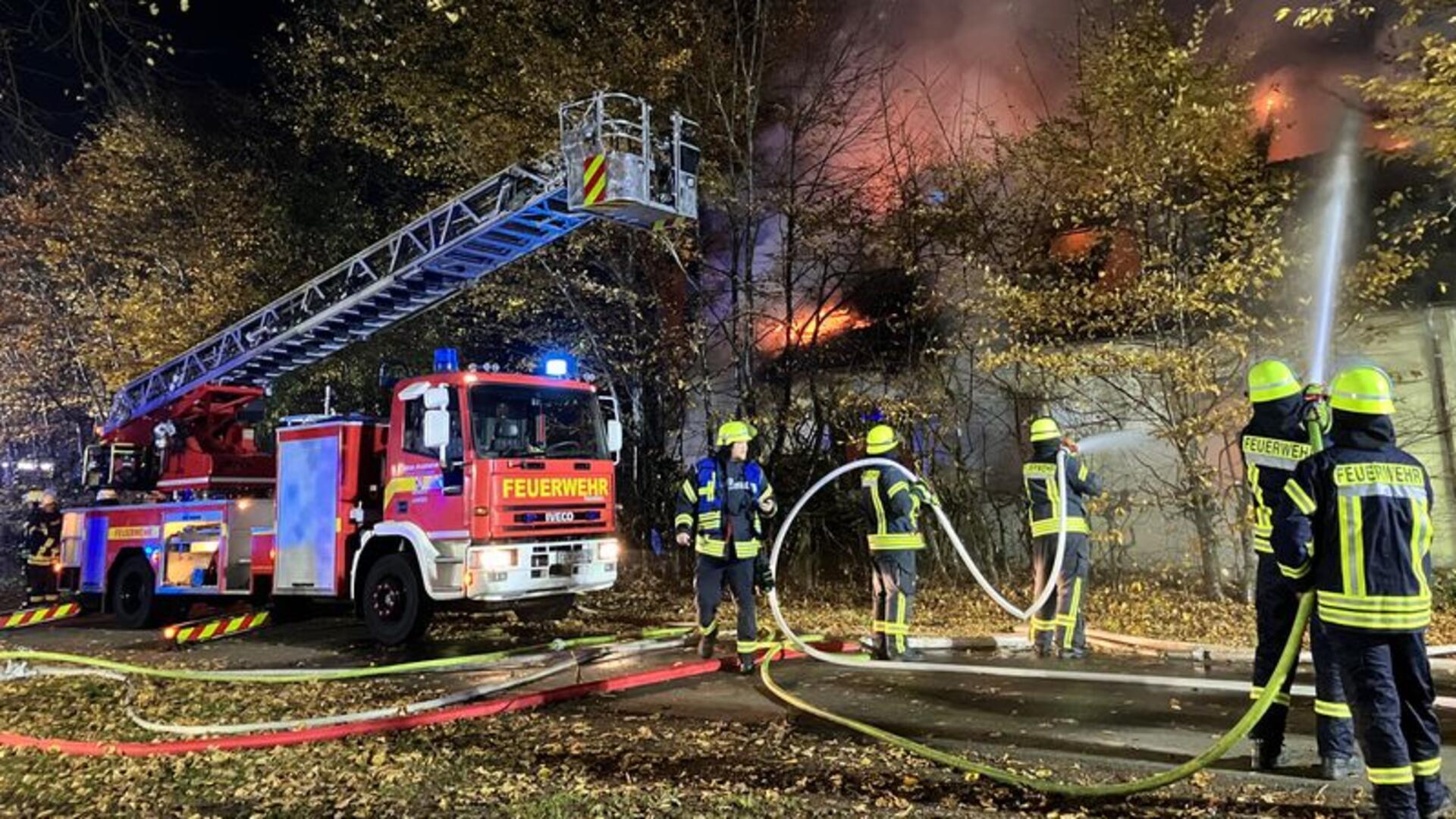 Feuerwehrleute löschen einen Haus-Brand