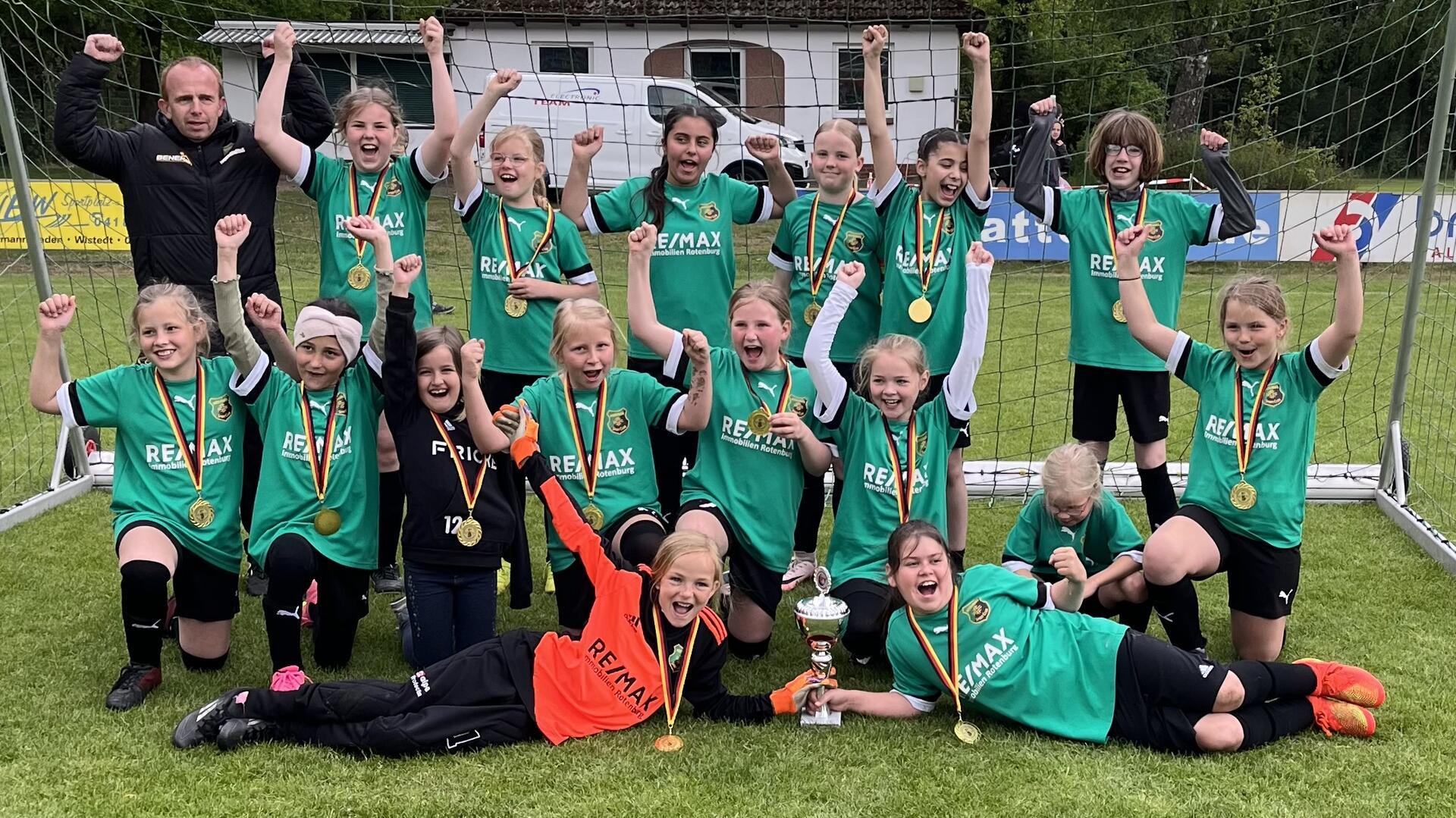 Die E-Juniorinnen des Heeslinger SC nutzten den Heimvorteil und sicherten sich nach der Meisterschaft in der Halle mit dem Pokalgewinn das begehrte Double.