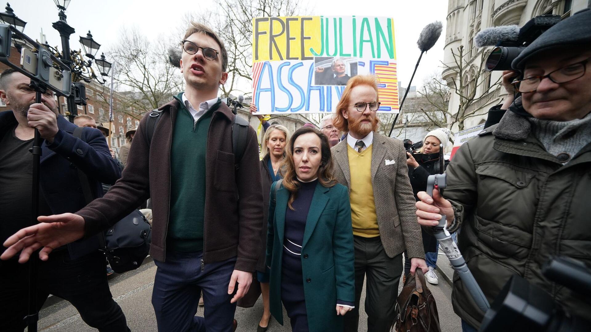 Die Ehefrau von Julian Assange, Stella Assange, auf dem Weg zur Anhörung ihres Mannes. Der Wikileaks-Gründer legt vor dem Gericht seinen letzten Einspruch gegen seine drohende Auslieferung ein.