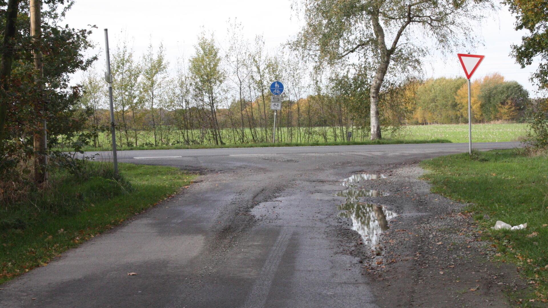 Die Einmündung Markenmoor ehemalige Bundesstraße B 6. Den Bebauungsplan in diesem Gebiet hat der Ortsrat Bramstedt aufgehoben. 