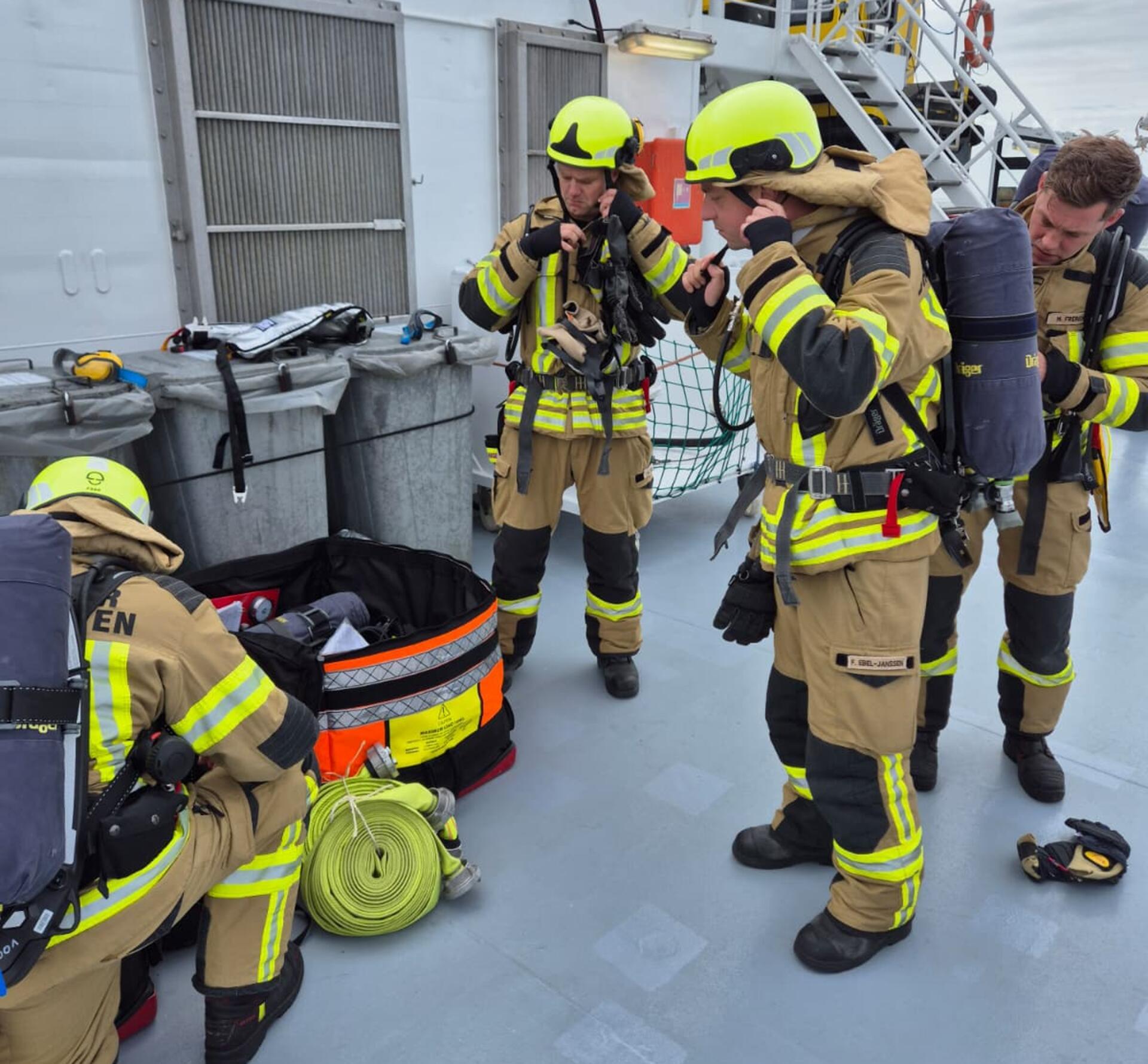 Feuerwehrleute bereiten sich auf eine Einsatzübung vor.