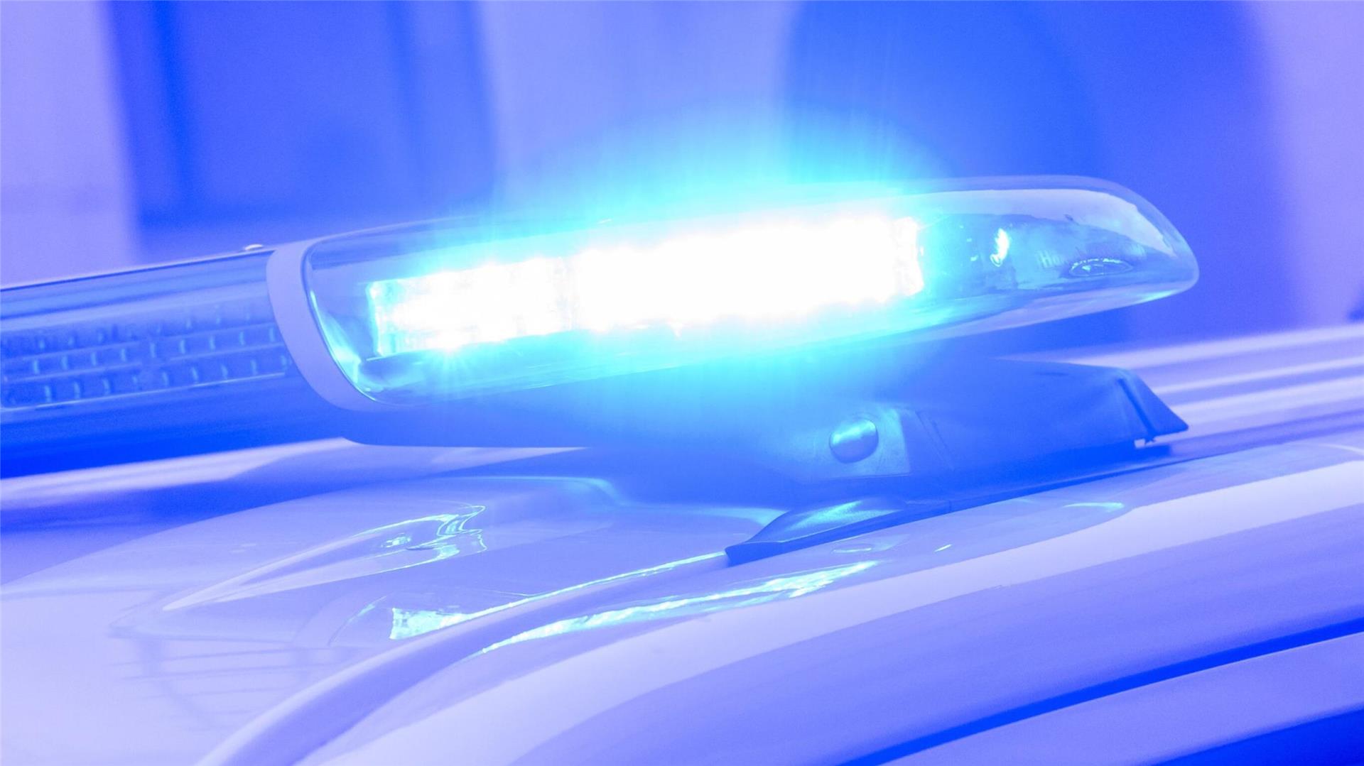 Ein Blaulicht leuchtet auf einem Einsatzfahrzeug der Polizei.